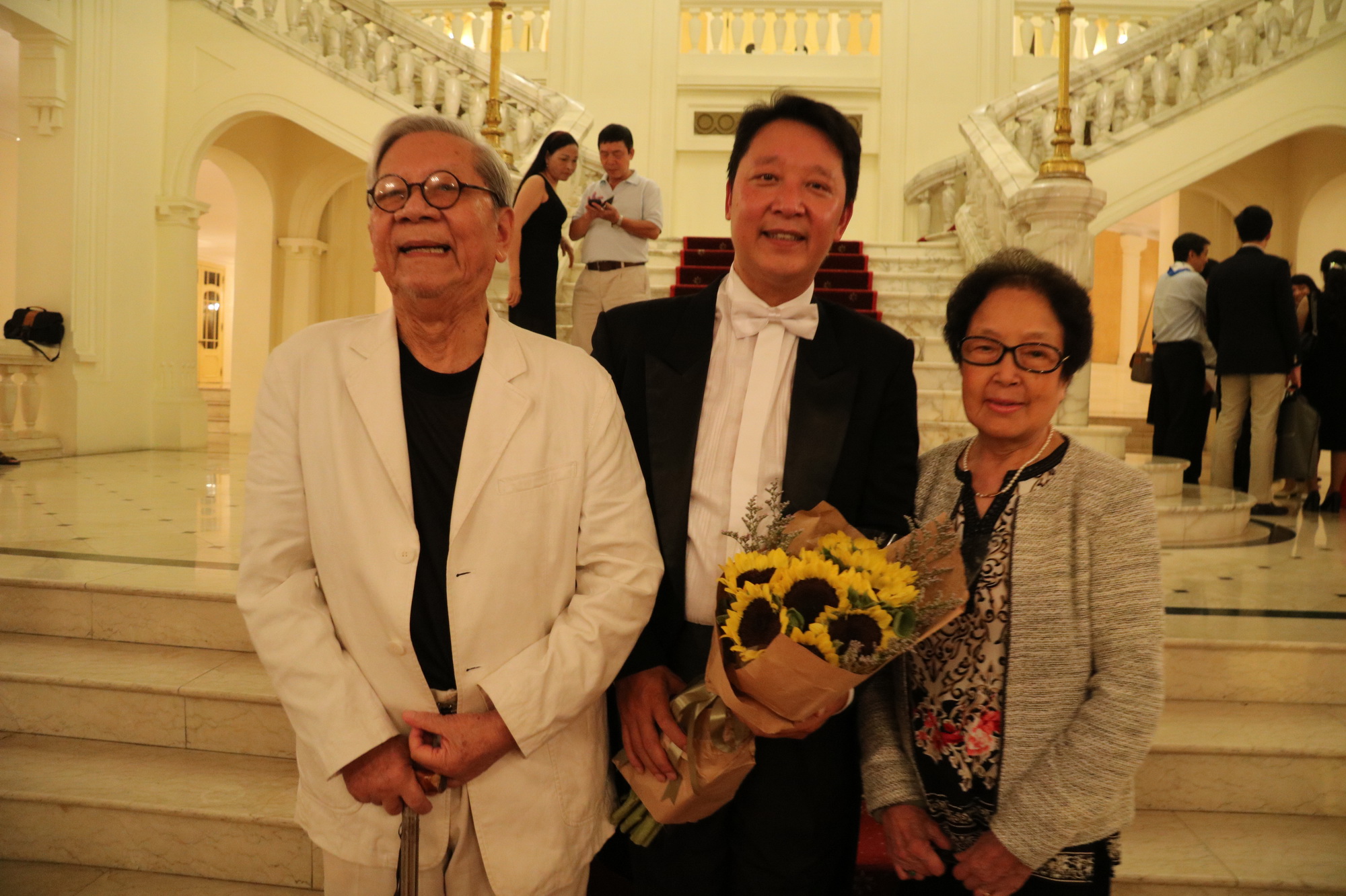 Nhạc sĩ Hoàng Vân bên vợ và con trai, nhạc trưởng Lê Phi Phi (Ảnh: Nguyễn Đình Toán)
