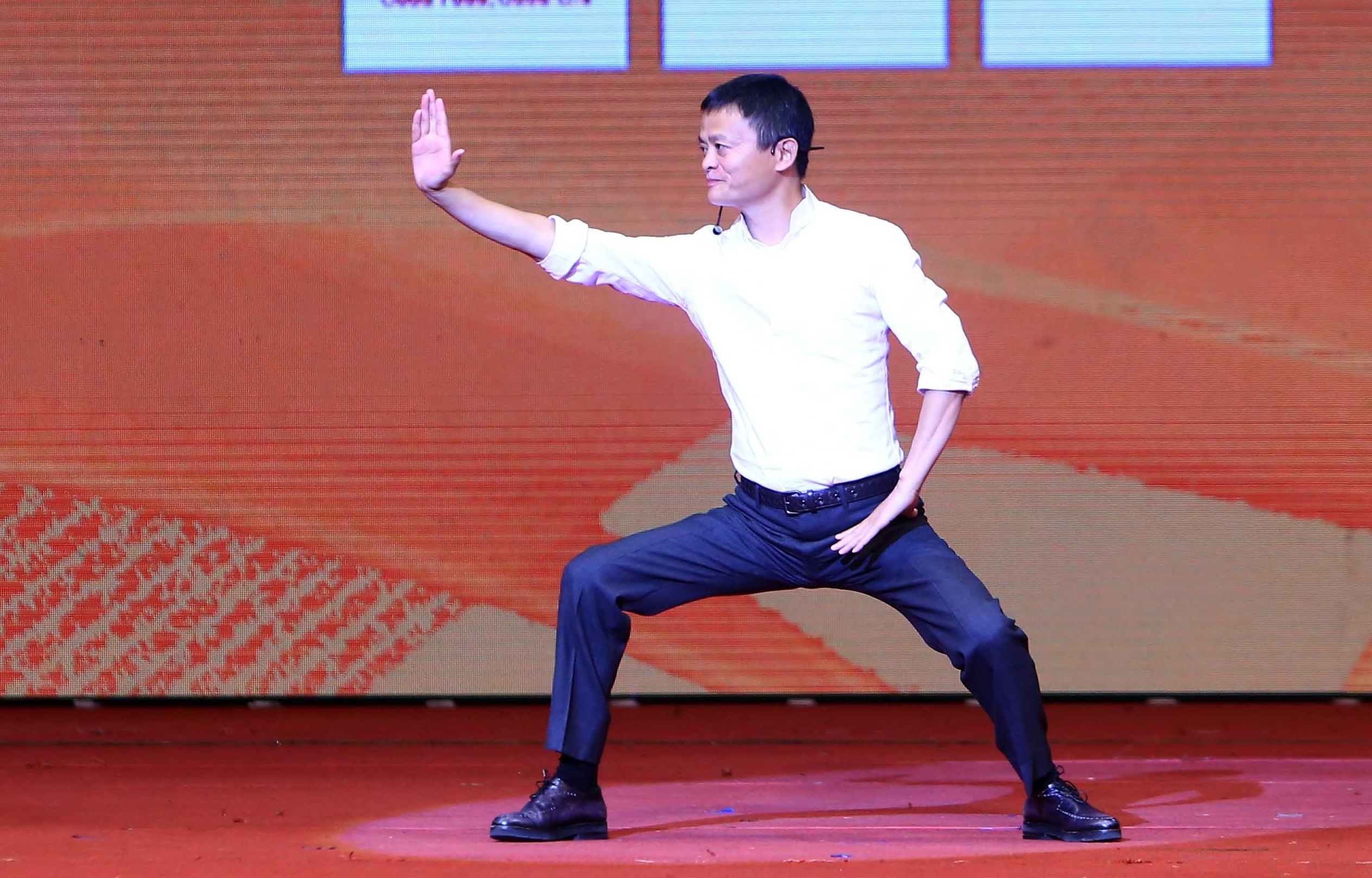 Chủ tịch Alibaba Jack Ma biểu diễn Thái cực quyền trong chuyến công tác tại Việt Nam năm 2017 (Nguồn: TTXVN)