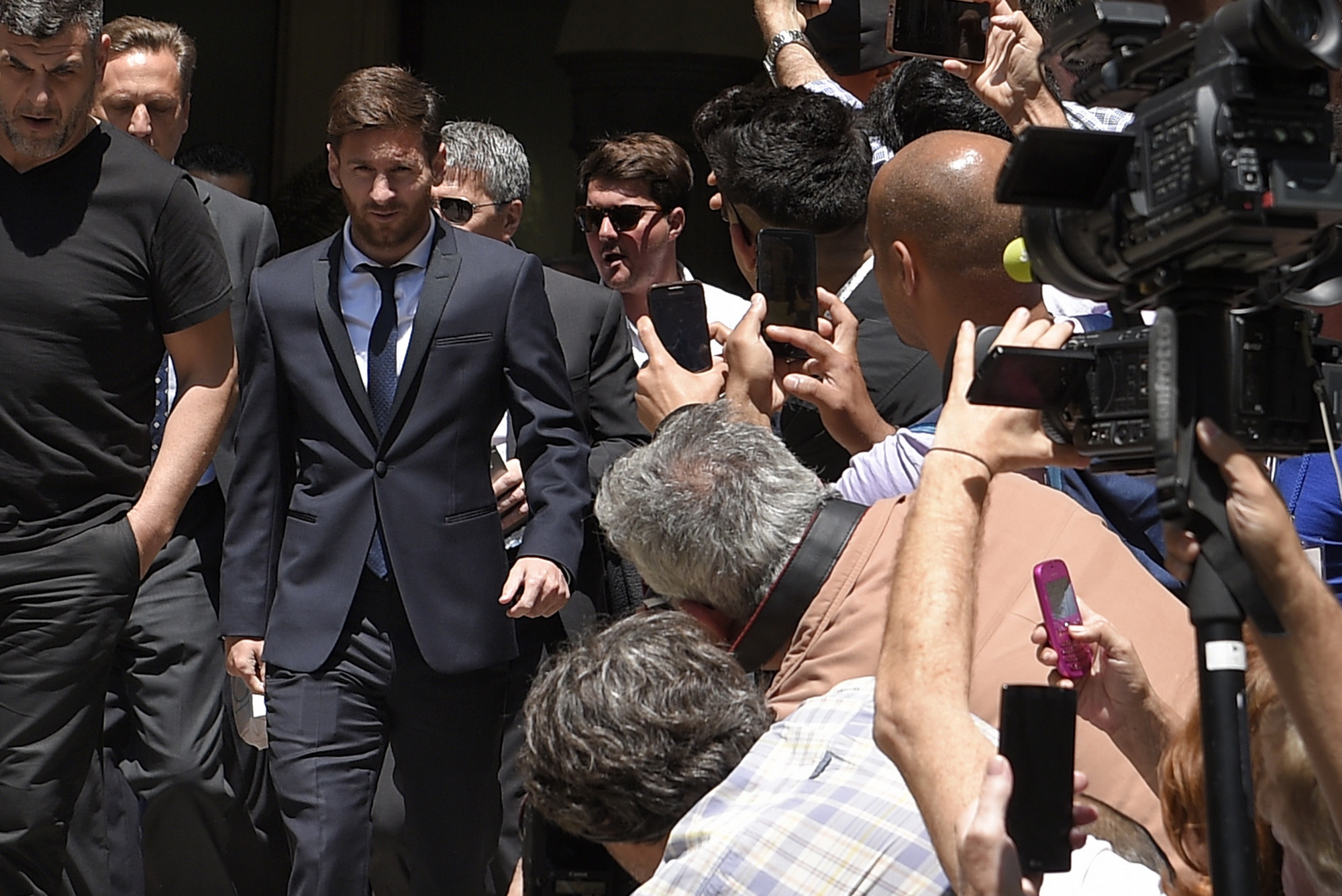 Messi từng phải ra tòa ở Tây Ban Nha vì tội né thuế hình ảnh khi chuyển nhượng bản quyền hình ảnh của mình cho một công ty 