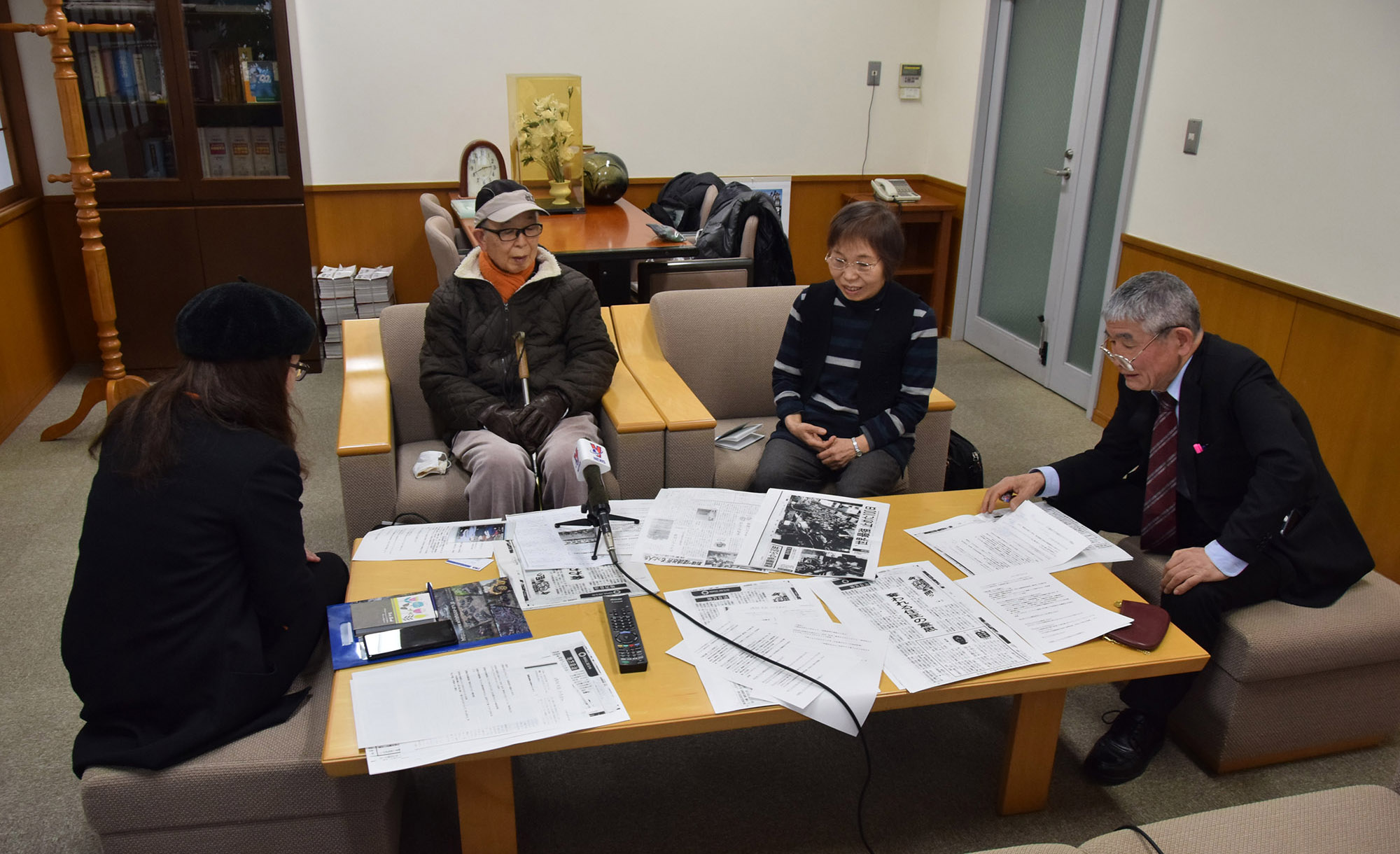 Những thành viên kỳ cựu của Công đoàn lao động thành phố Yokohama trò chuyện với phóng viên TTXVN