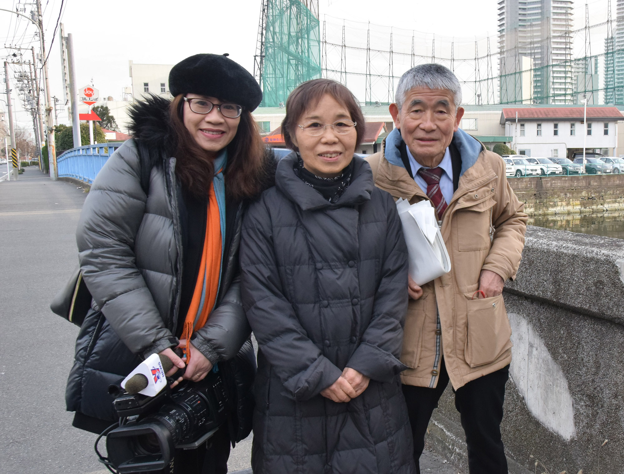 Phóng viên TTXVN chụp ảnh lưu niệm với các thành viên kỳ cựu của Công đoàn lao động Yokohama tại cầu Murasame, nơi đã từng diễn ra cuộc biểu tình phản đối Mỹ tiến hành chiến tranh tại Việt Nam”