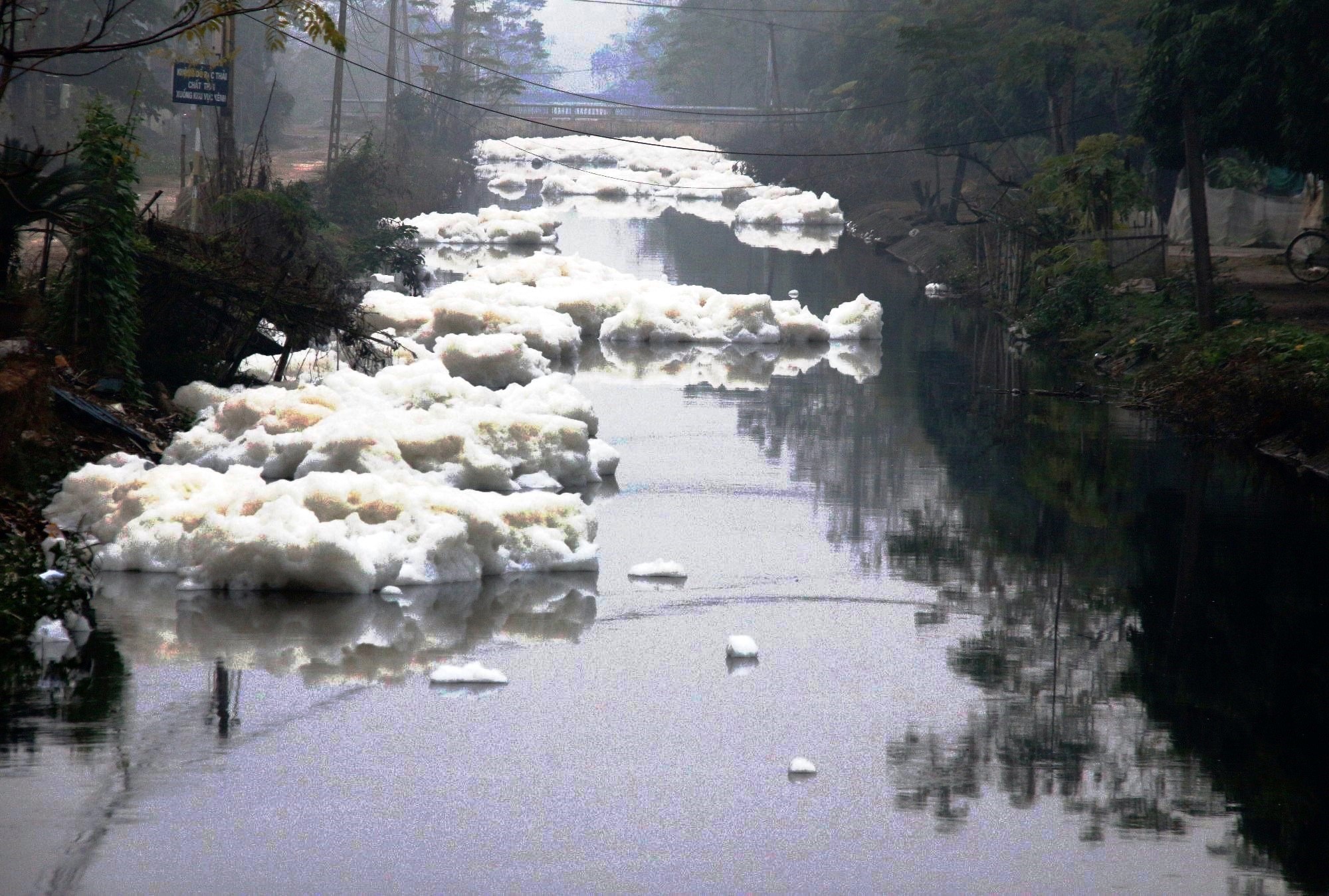 Một dòng sông bị ô nhiễm ở tỉnh Hà Nam. (Nguồn ảnh: TTXVN)