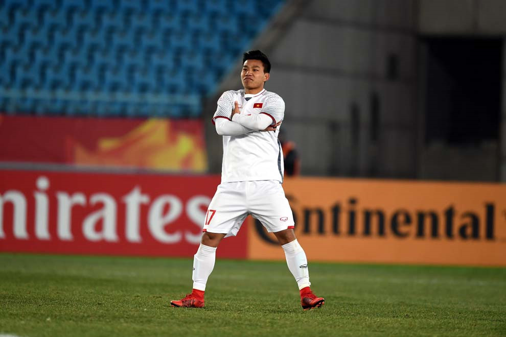 Hậu vệ Vũ Văn Thanh khoanh tay đứng hiên ngang sau khi thực hiện thành công cú sút 11m quyết định đưa U23 Việt Nam vào chung kết U23 châu Á. (Nguồn: AFC)