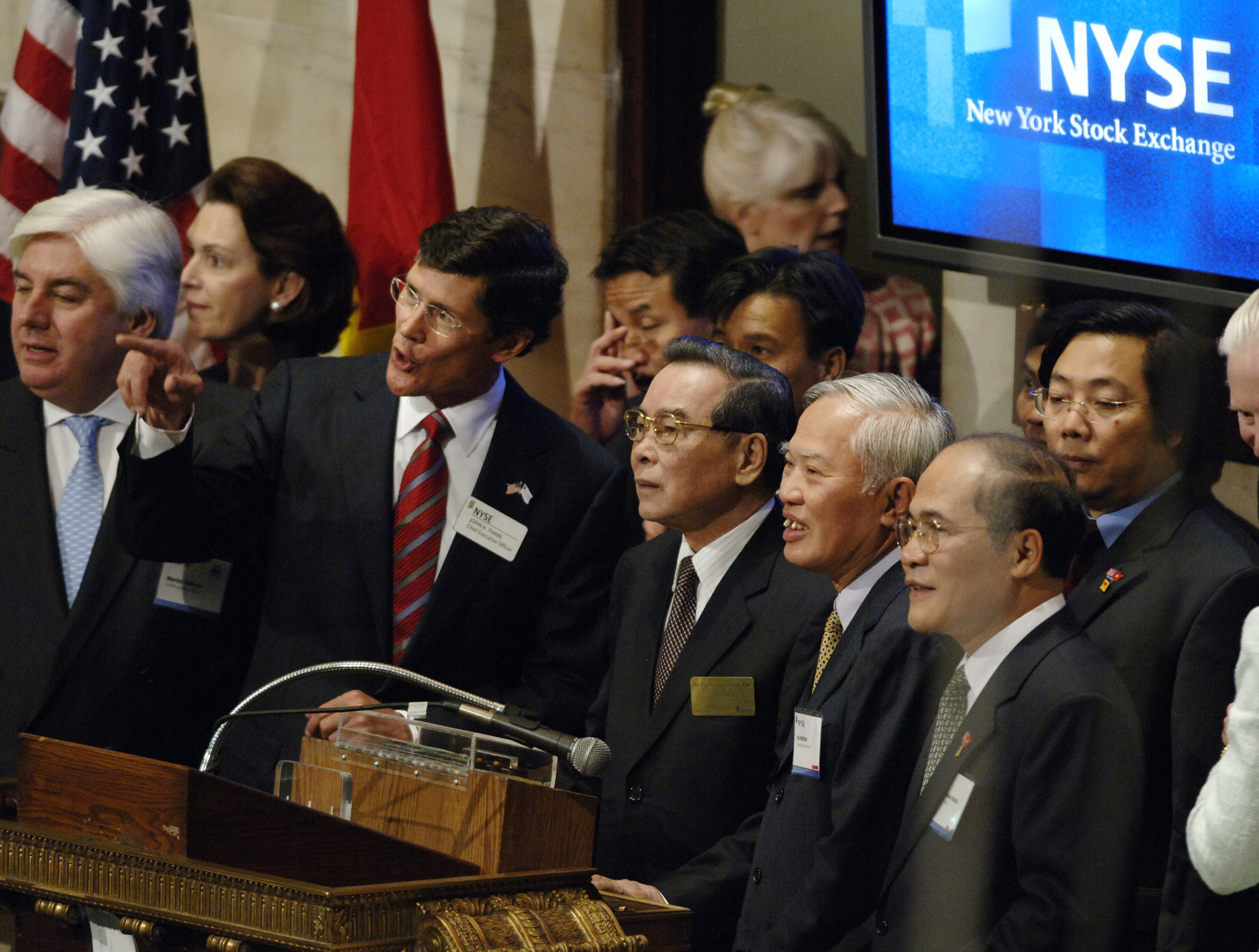 Thủ tướng Phan Văn Khải và Đoàn đại biểu cấp cao Việt Nam thăm Sàn giao dịch chứng khoán New York, tháng 6/2005. (Nguồn: AFP)