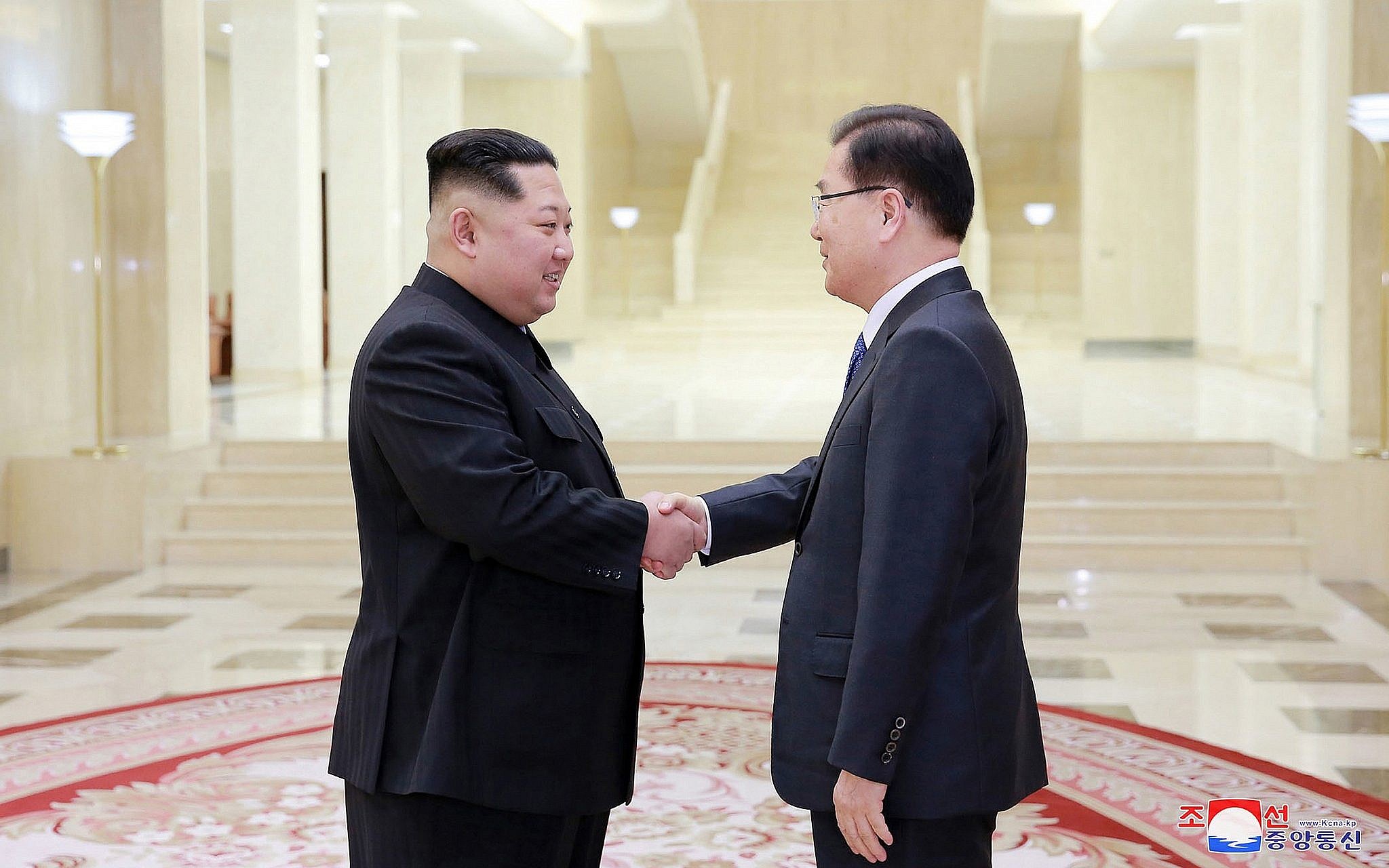 Nhà lãnh đạo Kim Jong-un và đặc phái viên của Tổng thống Hàn Quốc, ông Chung Eui-yong trong cuộc gặp tại Bình Nhưỡng ngày 5/3 vừa qua.(Ảnh: AP)