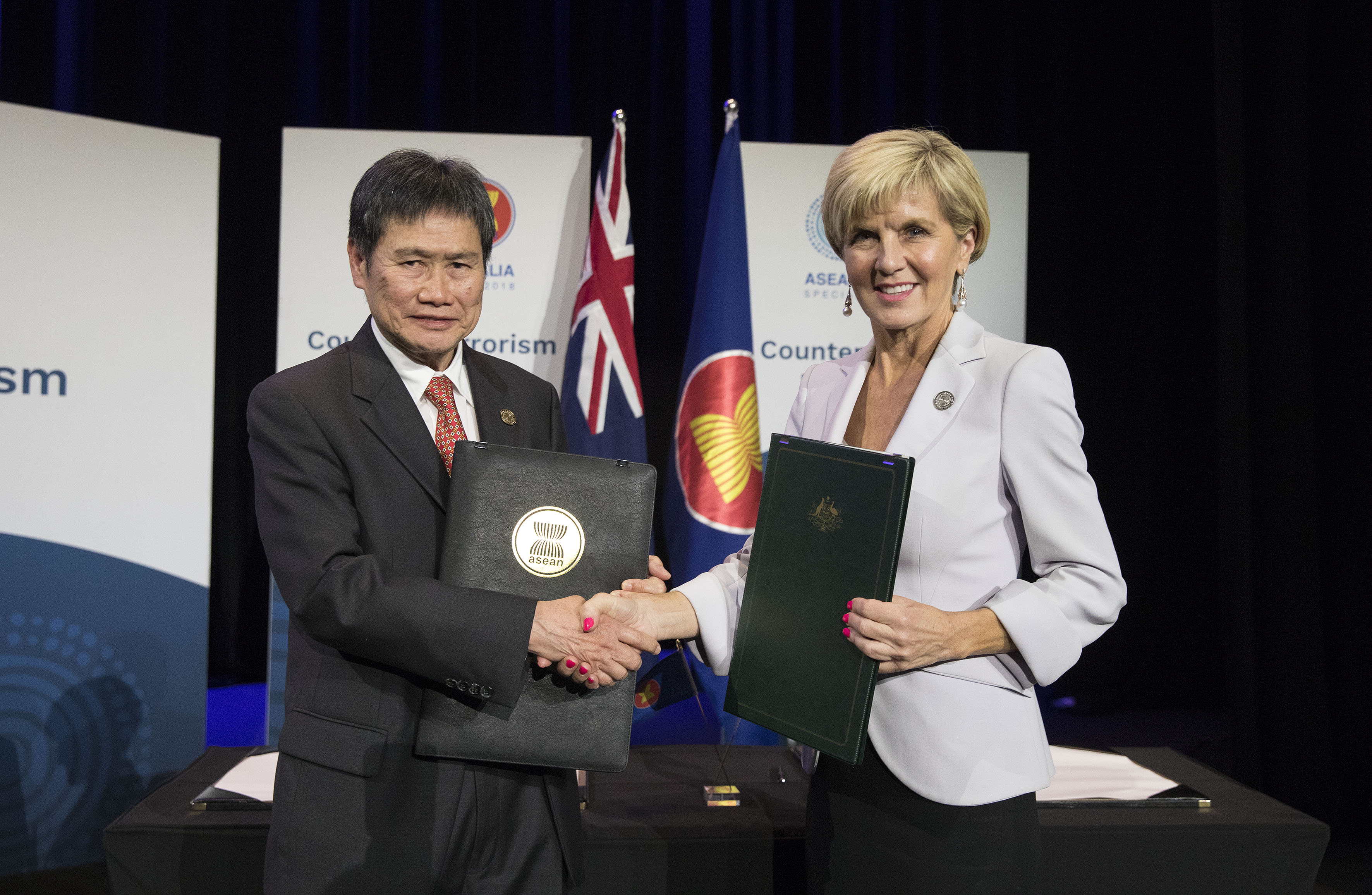 Tổng thư ký ASEAN Dato Lim Jock Hoi và Bộ trưởng Ngoại giao Australia Julie Bishop trao đổi Bản ghi nhớ ề Hợp tác chống khủng bố quốc tế. (Nguồn: asean.org)