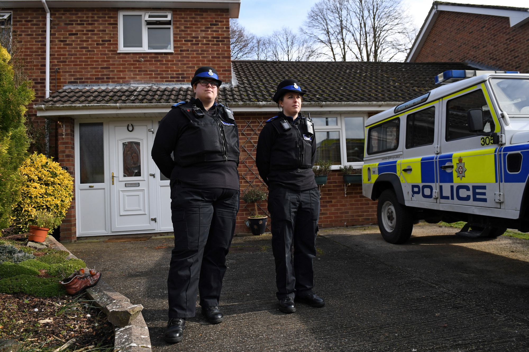 Cảnh sát Anh phong tỏa bên ngoài khu dân cư, nơi được cho là có liên quan đến vụ đầu độc cựu điệp viên người Nga Sergei Skripal và con gái ở Salisbury ngày 4/3. (Nguồn: AFP/TTXVN)