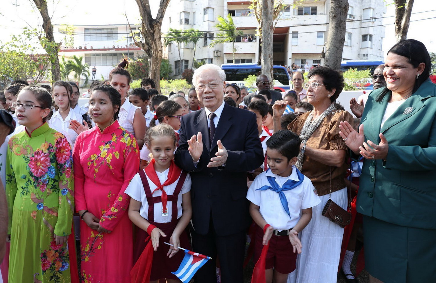 El Secretario General del Partido Comunista de Vietnam, Nguyen Phu Trong, con funcionarios y alumnos de una escuela en Cuba.