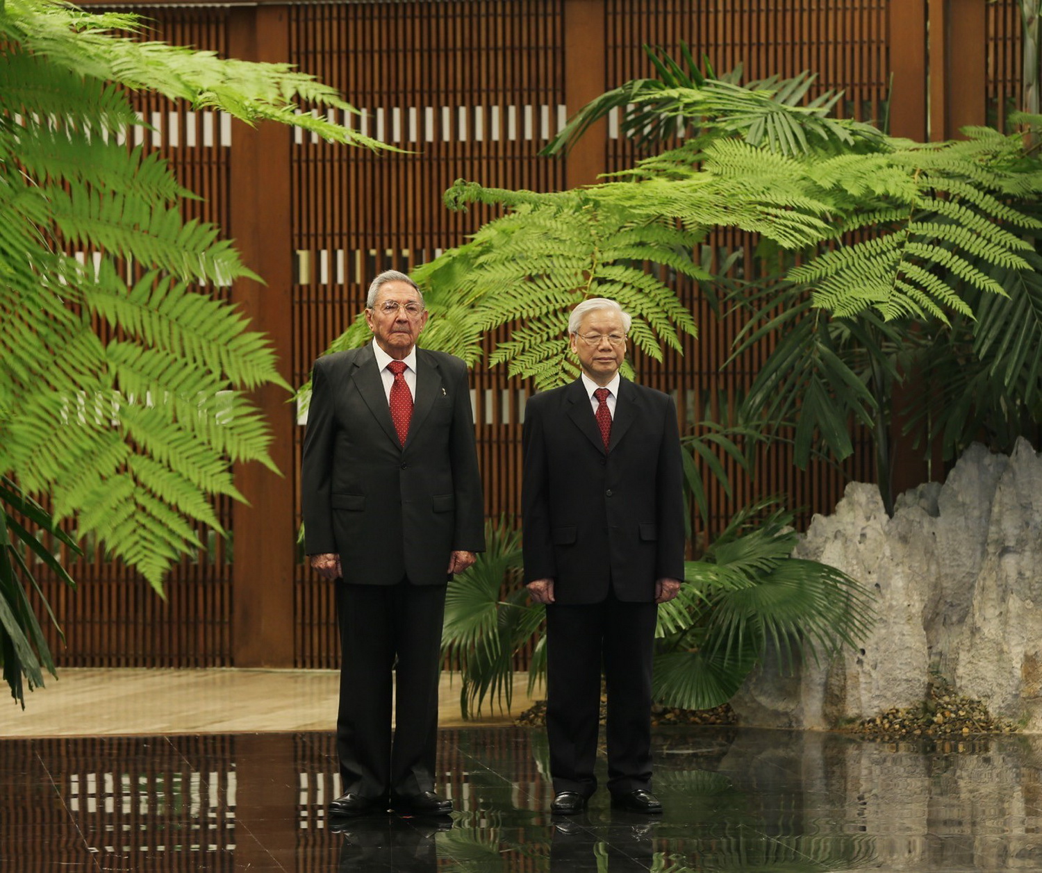 El Secretario General del Partido Comunista de Vietnam, Nguyen Phu Trong fue recibido por el Primer Secretario del Comité Central del Partido Comunista y Presidente de Cuba, Raúl Castro Ruz, en el Palacio de la Revolución.