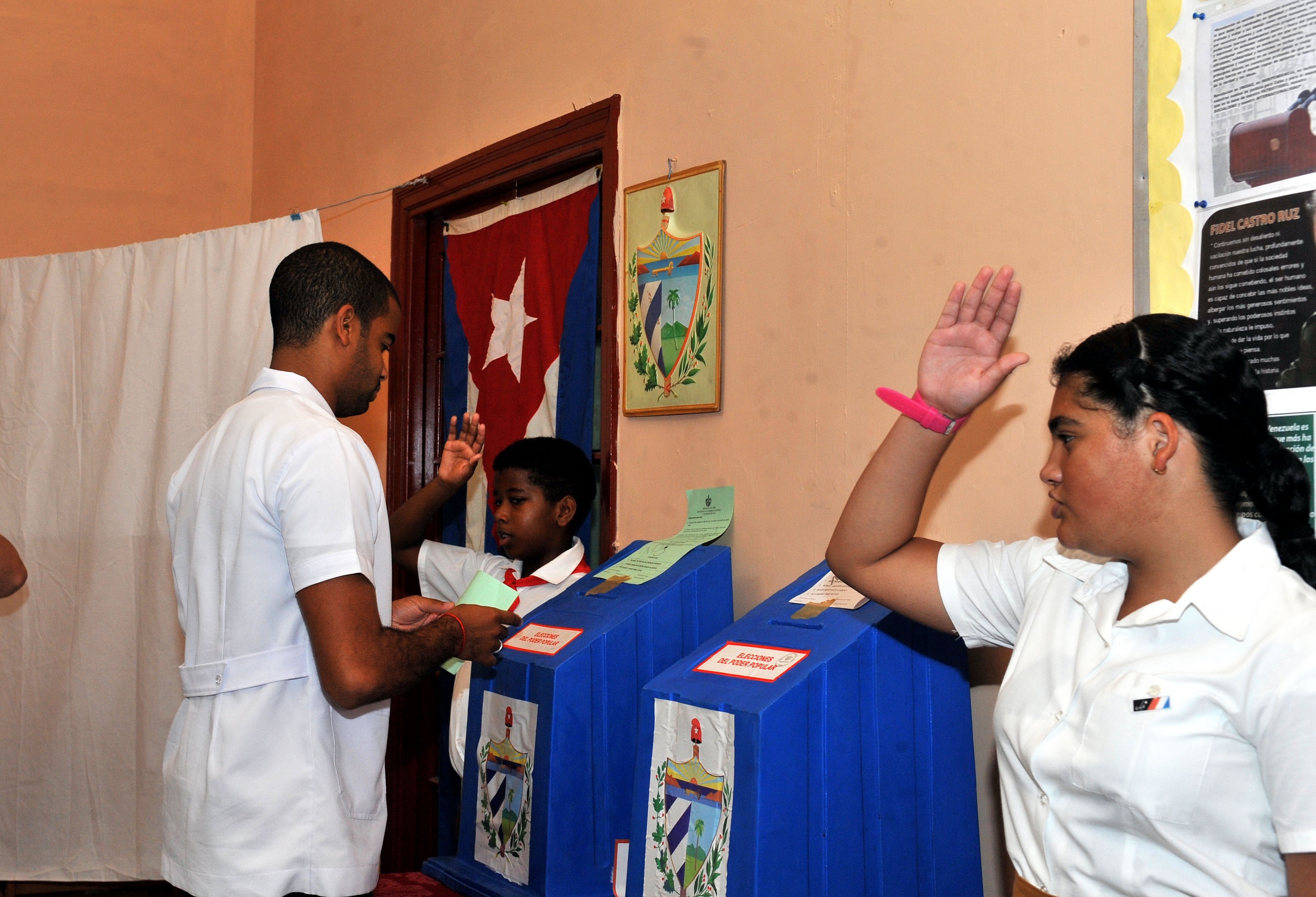 Cử tri Cuba bỏ phiếu bầu chọn đại biểu Quốc hội và thành viên Hội đồng nhân dân cấp tỉnh. (Ảnh: Lê Hà/TTXVN)