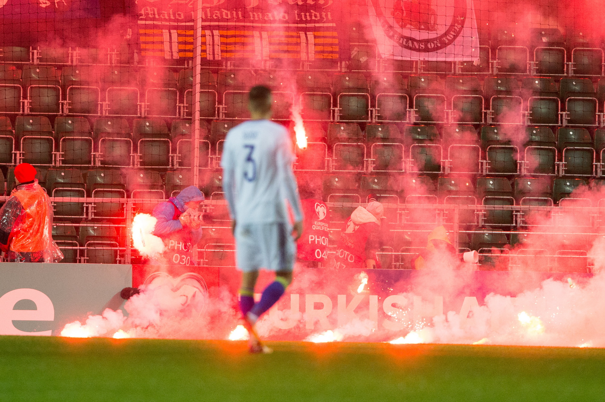 Hình ảnh đốt pháo sáng hay xuất hiện trên các sân bóng ở Đông Âu (Nguồn: AFP)