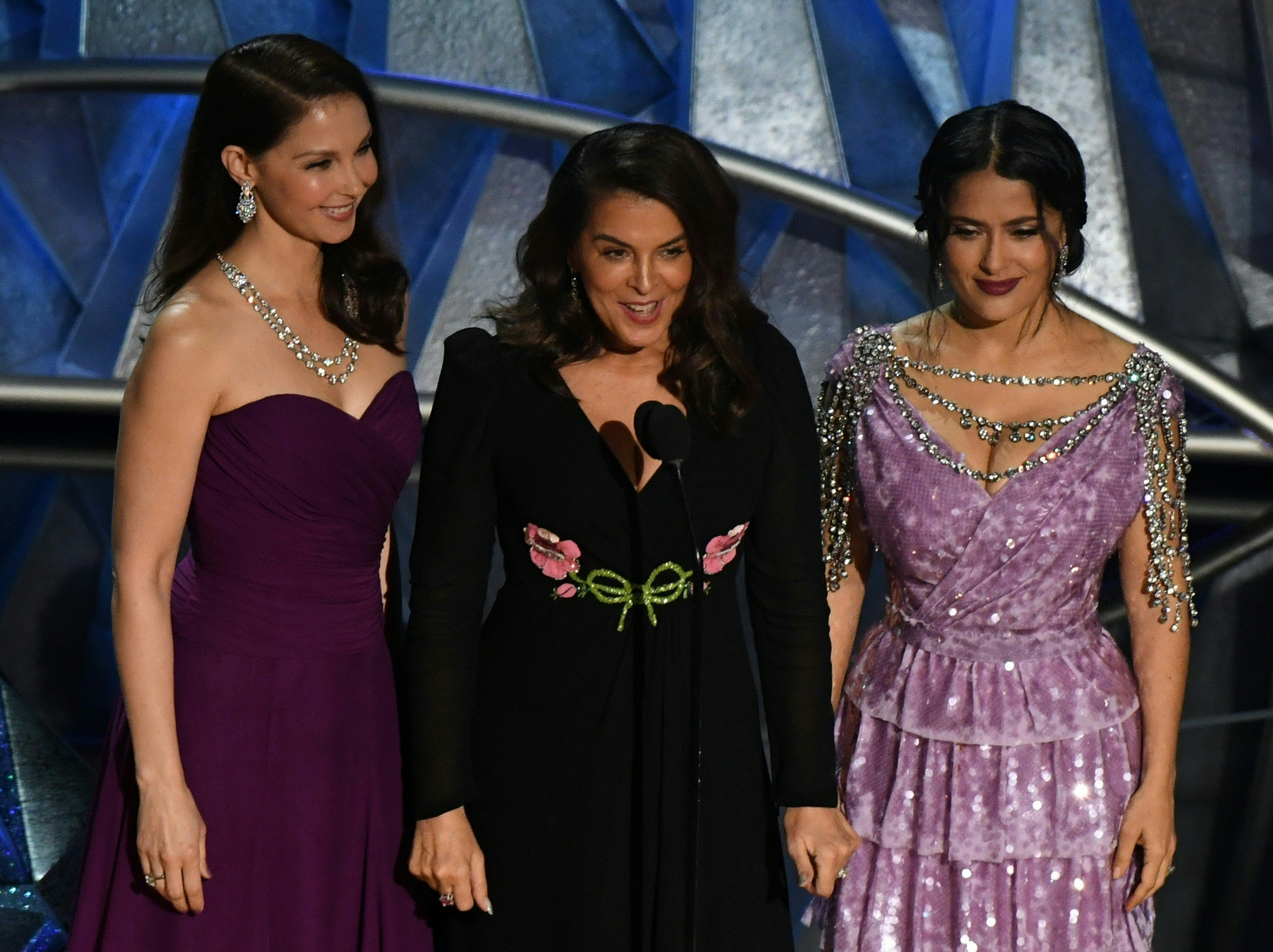 Ba nữ nạn nhân của các vụ lạm dụng là Ashley Judd, Salma Hayek và Annabella Sciorra lên sân khấu Oscar phát biểu về nữ quyền (Nguồn: AFP)