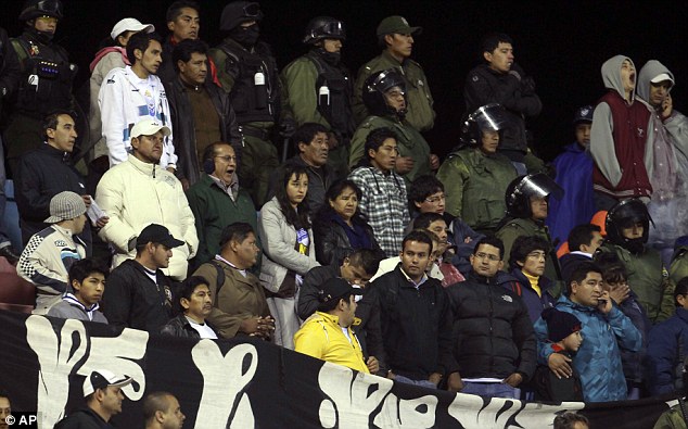 Cảnh sát được huy động đứng ở khu vực khán đài dành cho các cổ động viên Corinthians sau vụ một fan của đội này bị tử vong vì dính pháo sáng hồi năm 2013 (Nguồn: AP)