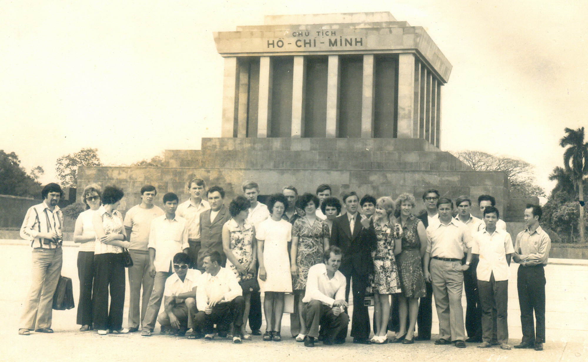 Ông Đỗ Đình Cương (đứng thứ hai từ phải sang) dẫn đoàn khách du lịch Liên Xô thăm Lăng Bác từ những năm 1970. (Ảnh tư liệu do nhân vật cung cấp)