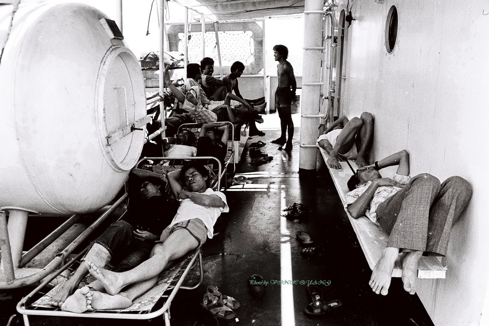 Các thành viên đoàn báo chí sau khi bị sóng dữ bầm dập (Ảnh: Vinh Quang/Báo Ảnh Việt Nam-TTXVN)