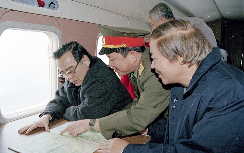 Thủ tướng Phan Văn Khải thị sát Dự án Chỉnh trị Sông Hồng, khu vực Hà Nội, ngày 9/12/2001. (Ảnh: Thế Thuần/TTXVN)