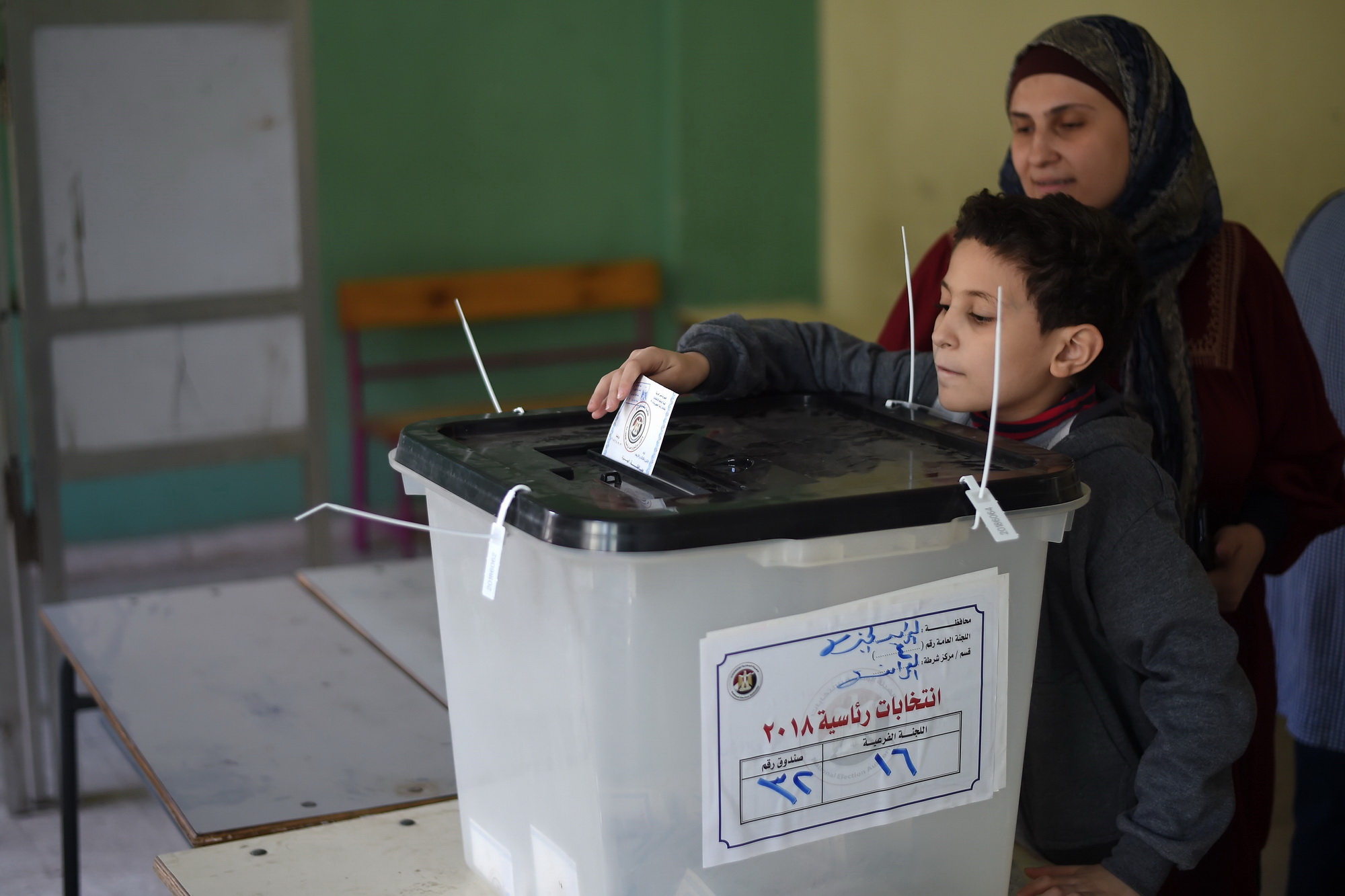 Cử tri Ai Cập bỏ phiếu tại điểm bầu cử ở Cairo, ngày 26/3. (Nguồn: AFP/TTXVN)