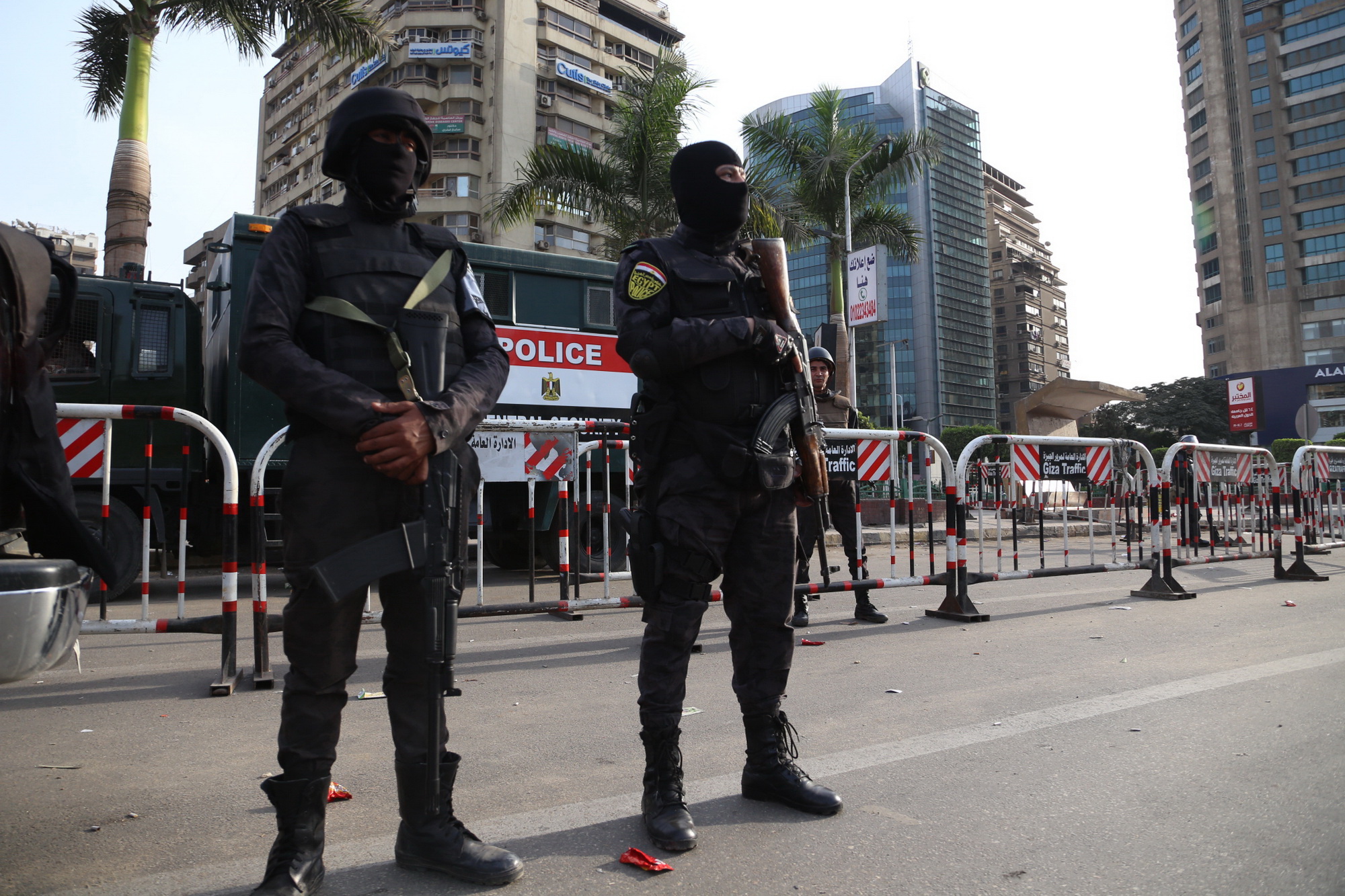 Lực lượng an ninh Ai Cập gác tại quảng trường ở Giza. (Nguồn:THX/TTXVN)