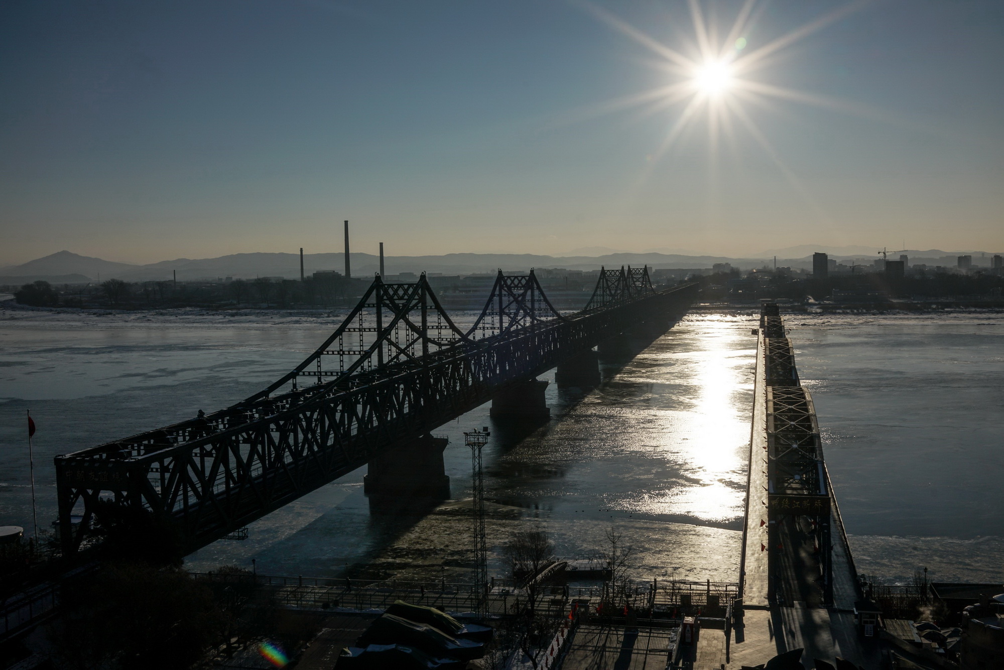 Cây cầu Hữu nghị Trung-Triều (trái) nối thị trấn Sinuiju của Triều Tiên với thành phố Đan Đông của Trung Quốc. (Nguồn: AFP/TTXVN)