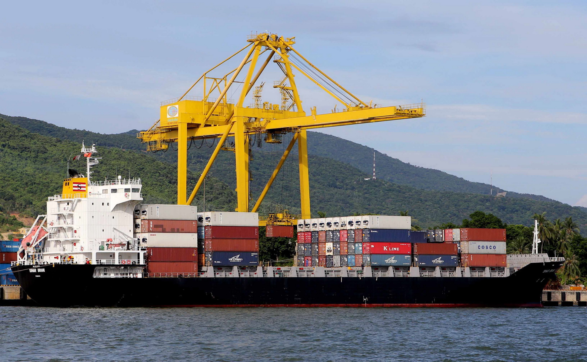 Tàu chở container vào bốc dỡ hàng tại cảng Tiên Sa (Đà Nẵng). (Ảnh: Trần Lê Lâm/TTXVN)