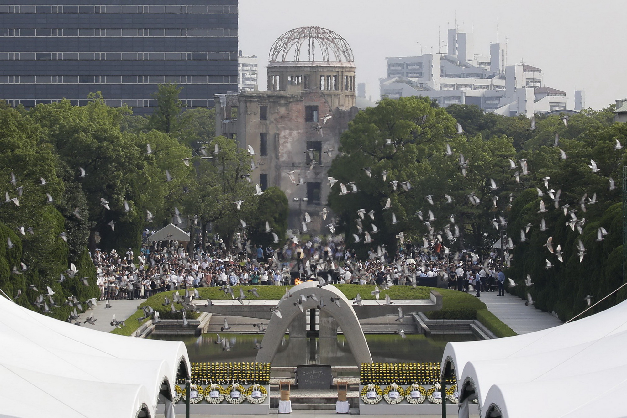 Tưởng niệm ngày Mỹ ném bom nguyên tử xuống thành phố Hiroshima trong Chiến tranh Thế giới thứ hai tại Công viên tưởng niệm Hòa bình, thành phố Hiroshima, Nhật Bản. (Nguồn: EPA/TTXVN)