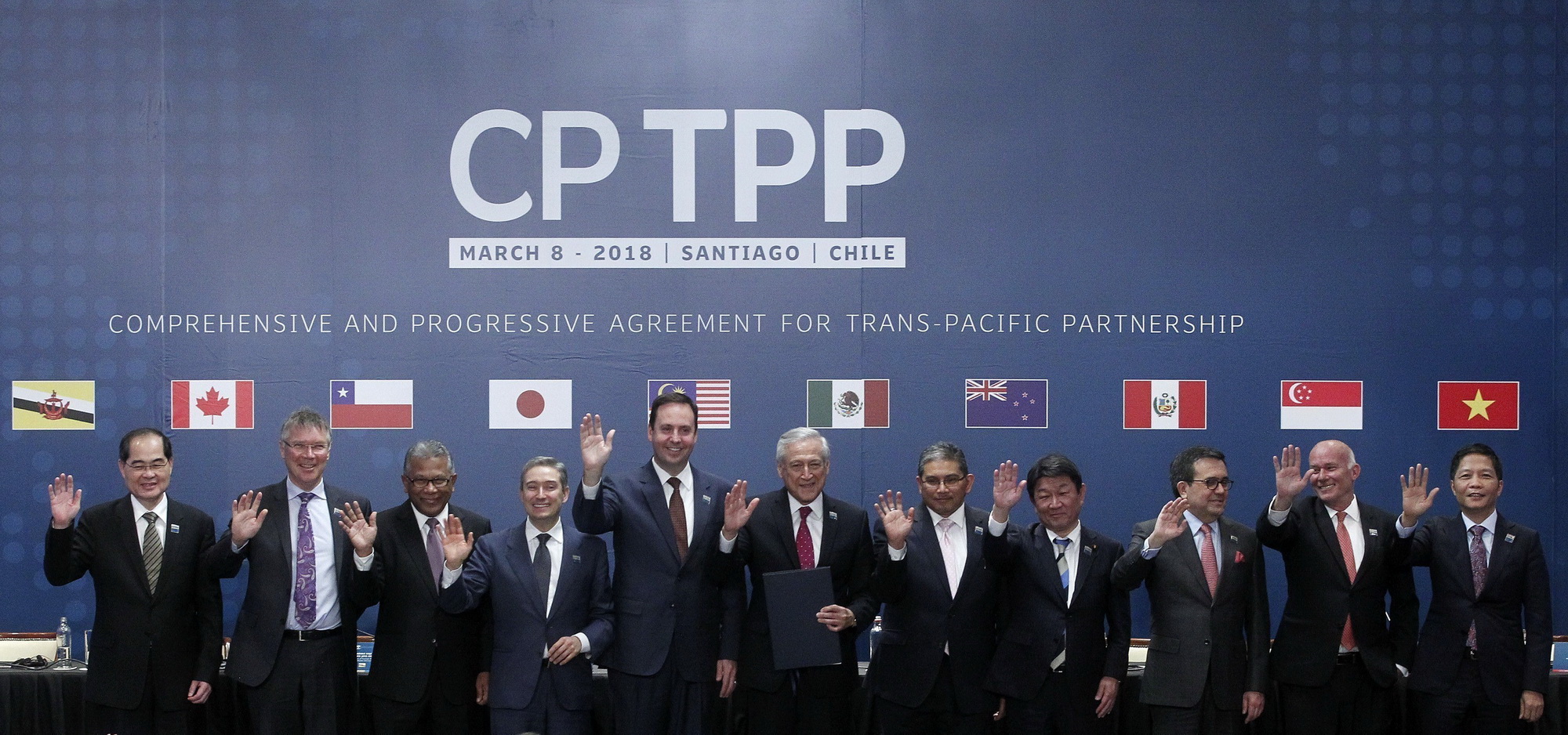 Bộ trưởng Trần Tuấn Anh (phải) cùng đại diện 10 nước tham gia lễ ký Hiệp định CPTPP. (Nguồn: AFP/ TTXVN)