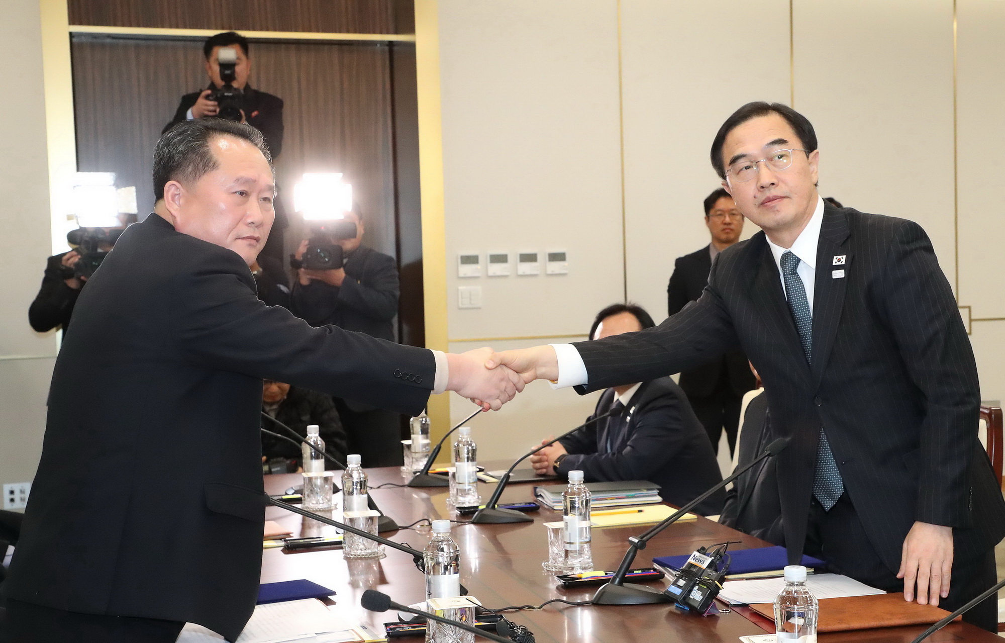 Chủ tịch Ủy ban thống nhất hòa bình Triều Tiên (CPRK) Ri Son-gwon (trái) và Bộ trưởng Thống nhất Hàn Quốc Cho Myoung-gyon (phải) tại cuộc đàm phán cấp cao liên Triều ở làng đình chiến Panmunjom ngày 9/1. (Nguồn: THX/TTXVN)