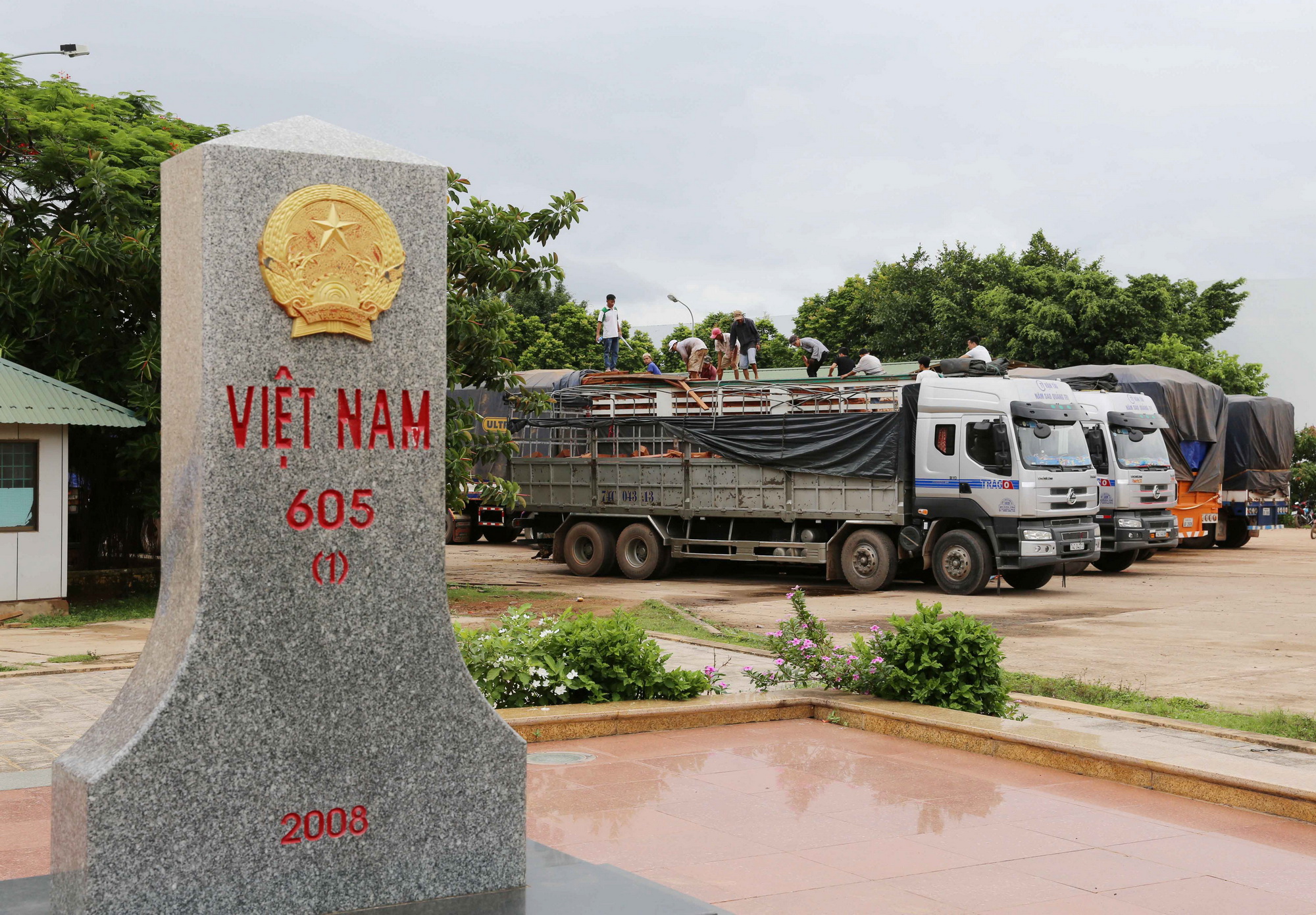 Từ đầu năm 2015, cặp cửa khẩu quốc tế Lao Bảo (Quảng Trị, Việt Nam)–Densavan (Savanakhet, Lào) là cặp cửa khẩu đầu tiên của Việt Nam cũng như của 6 nước thuộc tiểu vùng sông Mekong được chọn thí điểm thực hiện mô hình 'Một cửa, một lần dừng' theo Hiệp định GMS/CBTA về tạo thuận lợi cho vận chuyển hàng hóa qua biên giới. (Nguồn: TTXVN)