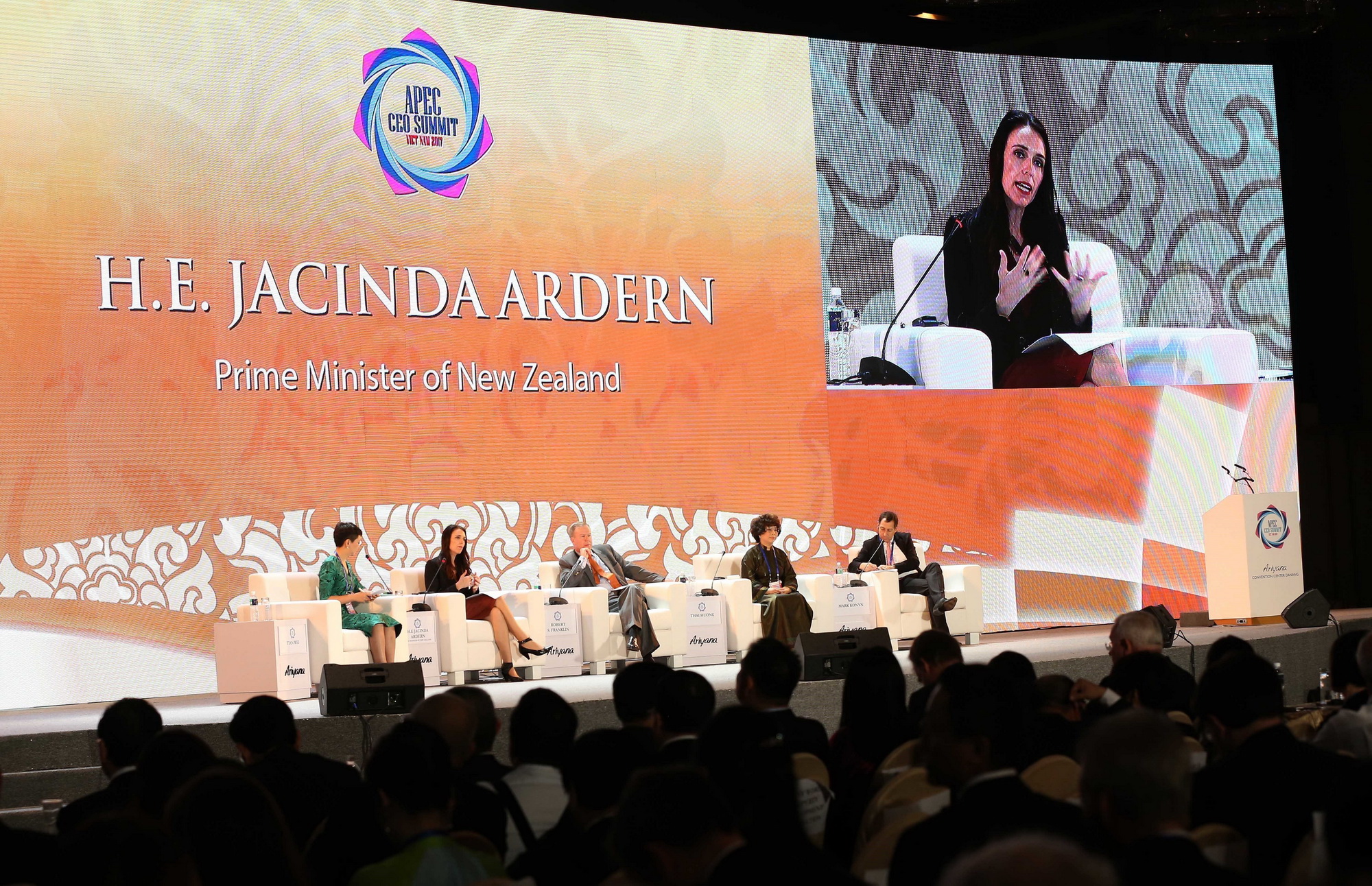 Thủ tướng New Zealand Jacinda Ardern dự và phát biểu tại Đối thoại 'Sử dụng hiệu quả tài nguyên và tăng trưởng bền vững' trong khuôn khổ Hội nghị Thượng đỉnh Doanh nghiệp APEC 2017. (Ảnh: TTXVN)