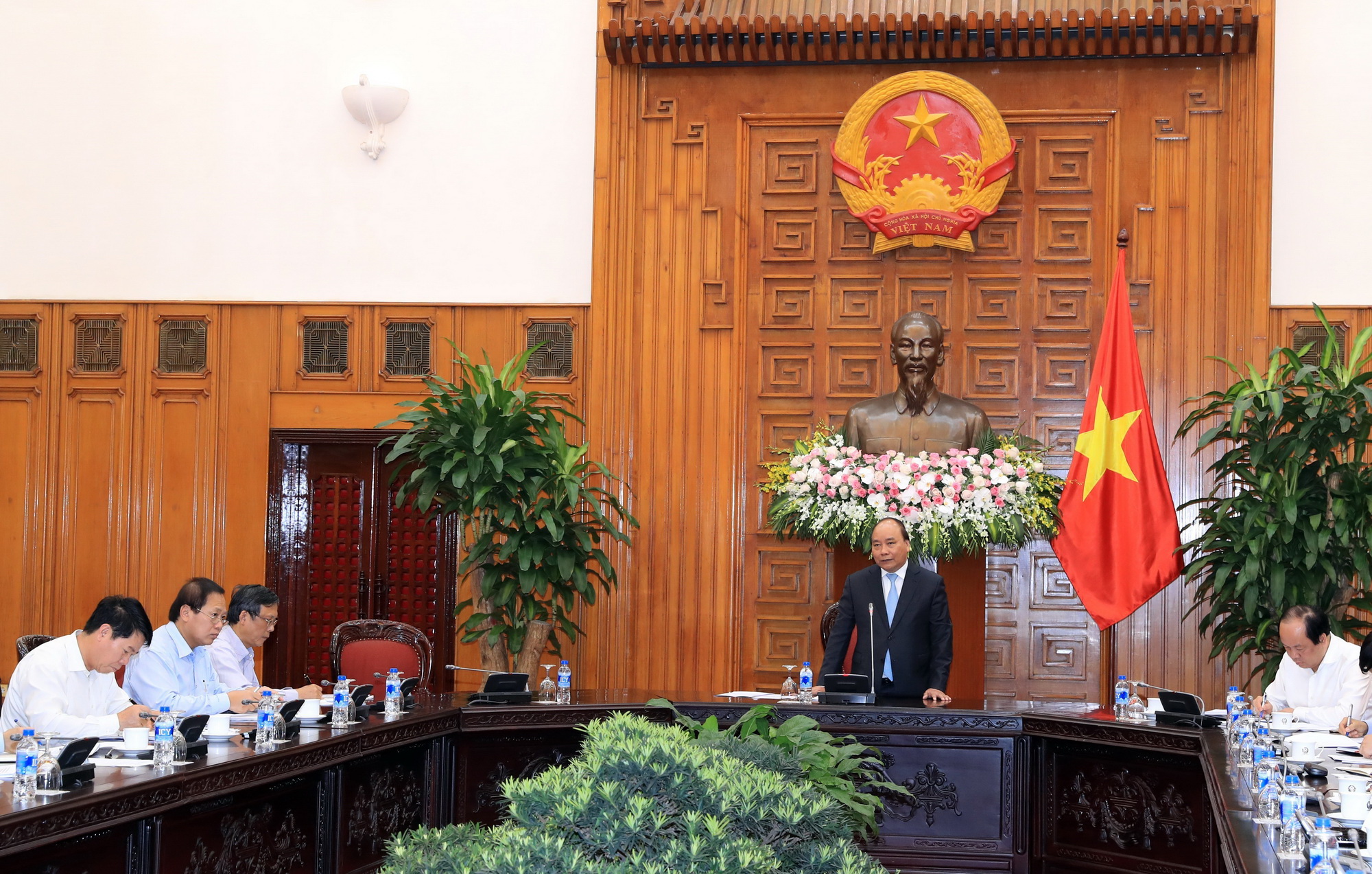 Thủ tướng Nguyễn Xuân Phúc chủ trì cuộc họp chuẩn bị Hội nghị GMS 6 và CLV 10. (Ảnh: Thống Nhất/TTXVN)