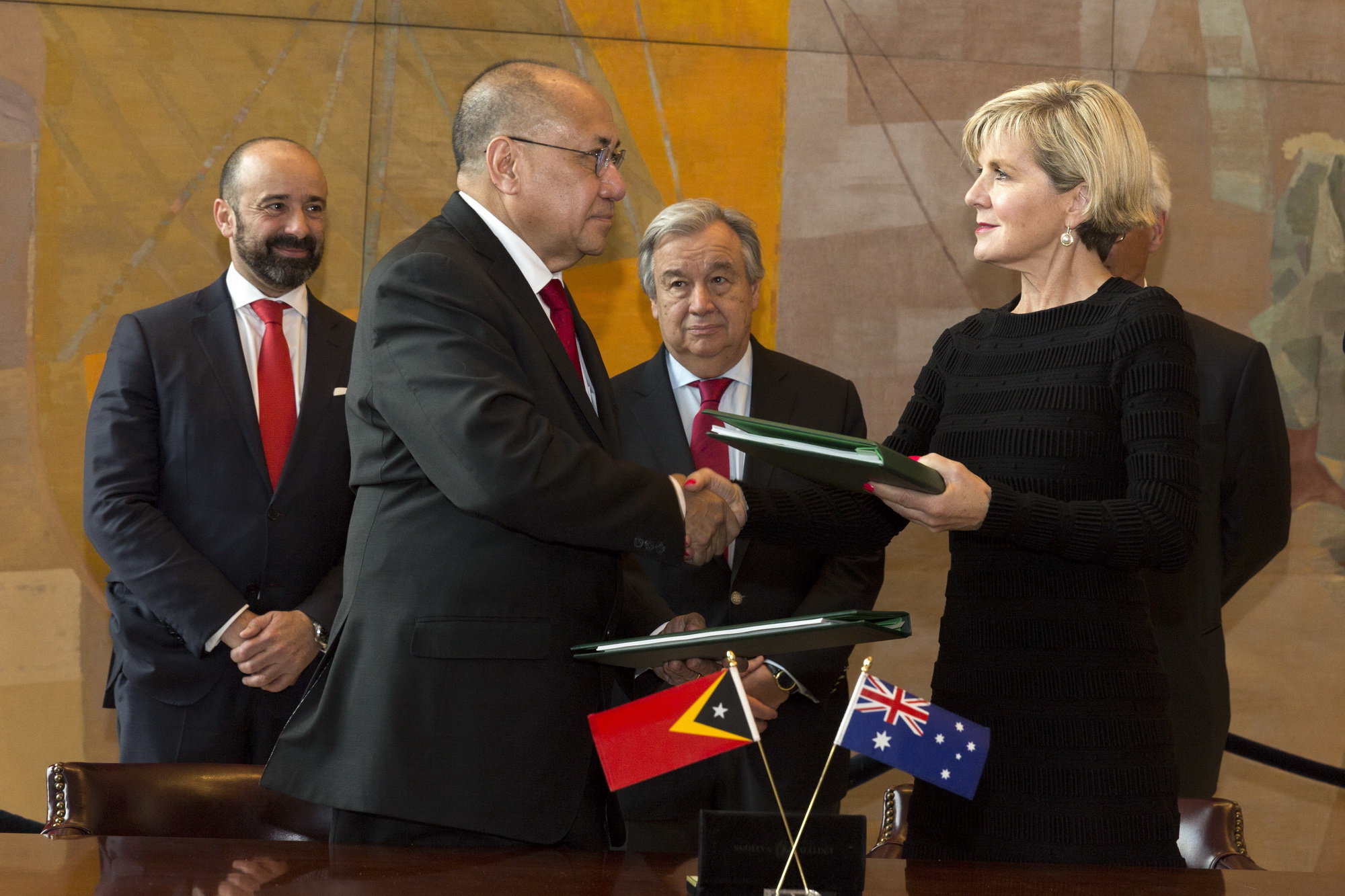 Quốc vụ khanh phụ trách vấn đề phân định biên giới của Timor Leste Agio Pereira (trái) cho rằng 'Hiệp ước là một bước ngoặt lịch sử đối với Timor Leste cũng như đối với tình hữu nghị Timor Leste-Australia.' (Nguồn: THX/TTXVN)