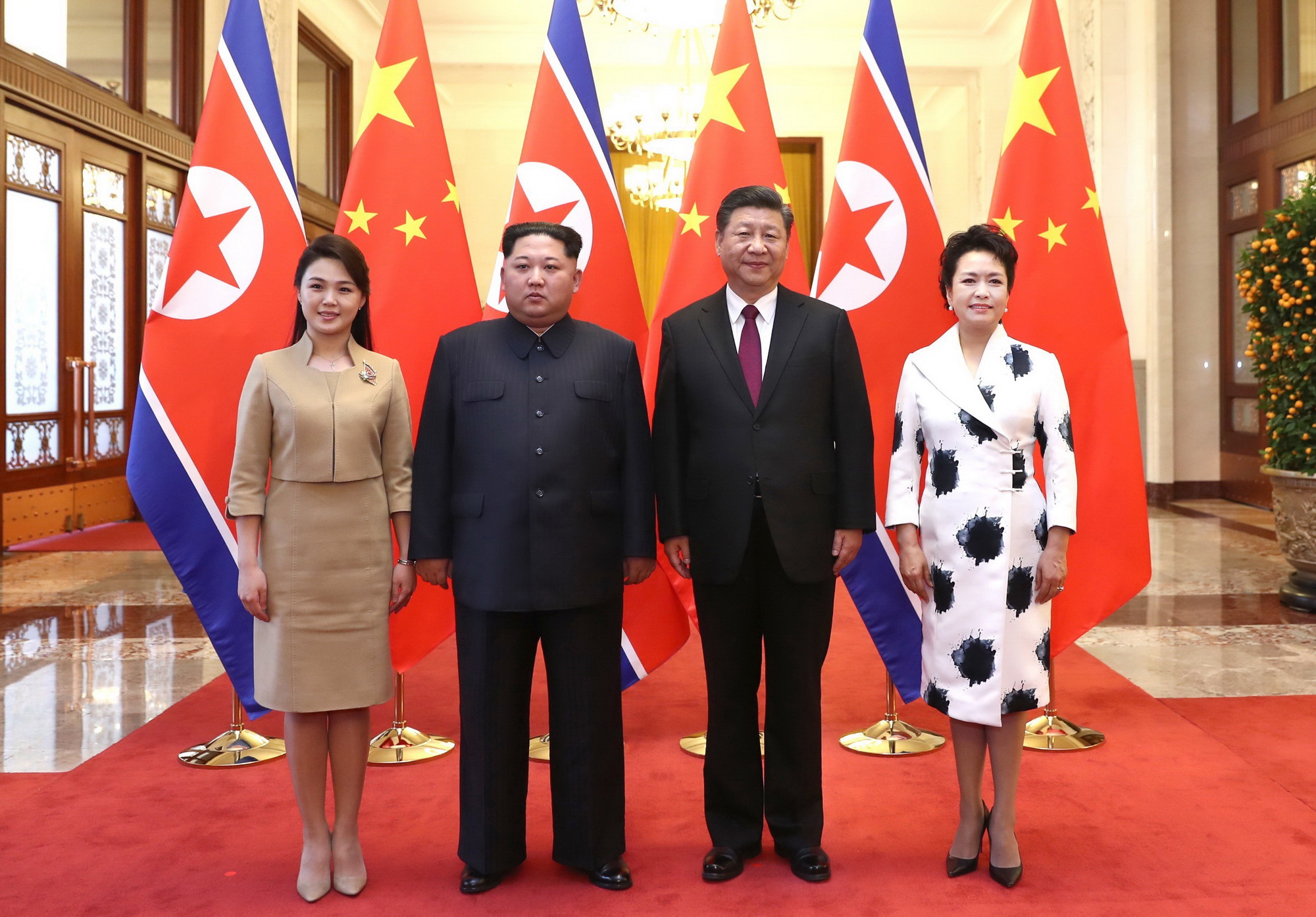 Chủ tịch Trung Quốc Tập Cận Bình (phải) đã hội đàm với nhà lãnh đạo Kim Jong-un tại Đại Lễ đường Nhân dân ở thủ đô Bắc Kinh. (Nguồn: THX/TTXVN)