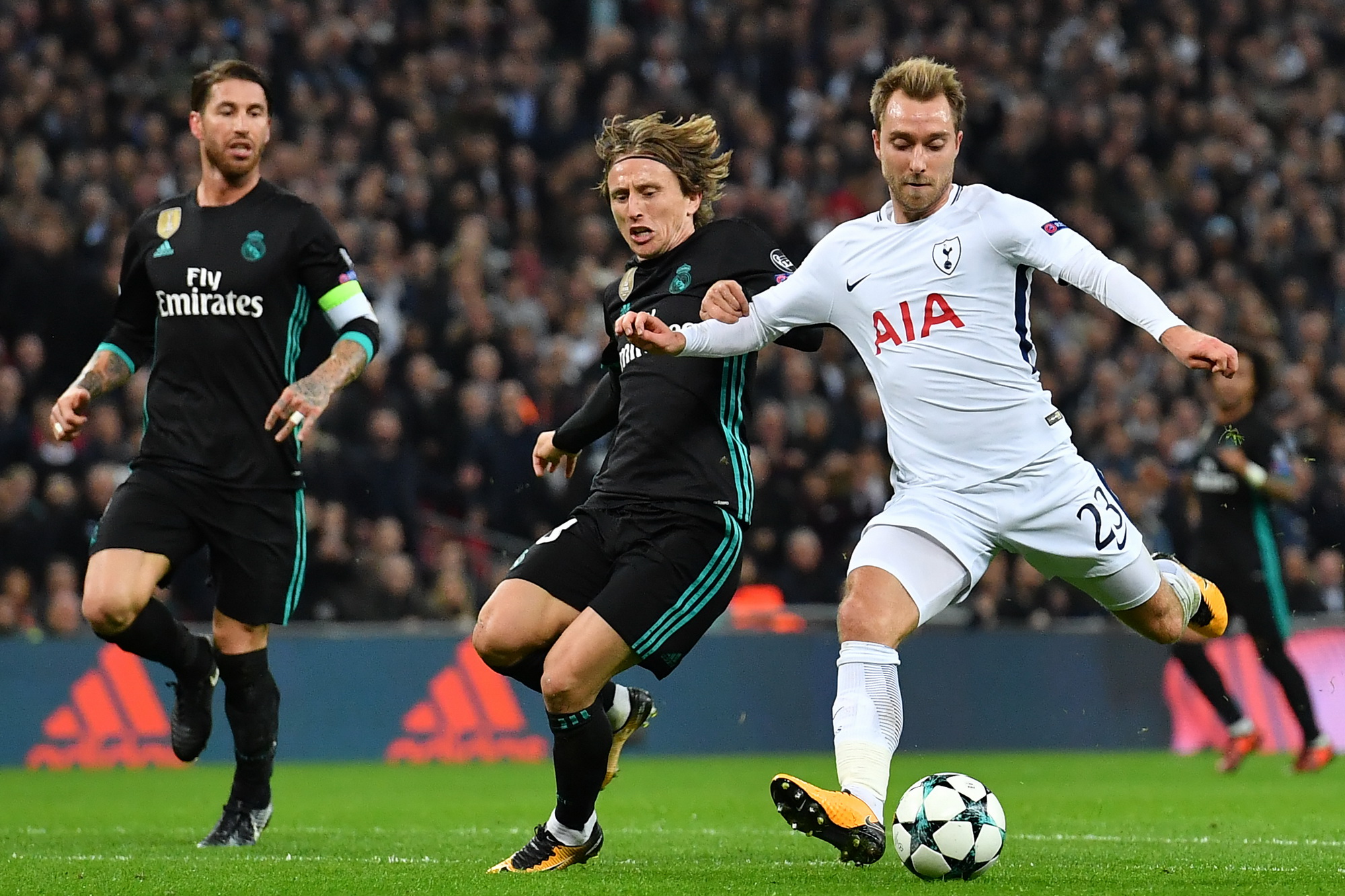 Eriksen khiến Modric bị lép vế khi Tottenham gặp Real Madrid ở vòng bảng Champions League (Nguồn: AFP)