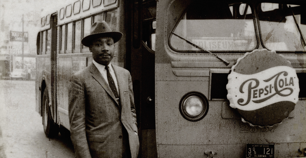 Martin Luther King Jr. đứng trước một chiếc xe buýt ở một trạm xe buýt Montgomery, ngày 26/12/1956.(Nguồn: history.com)
