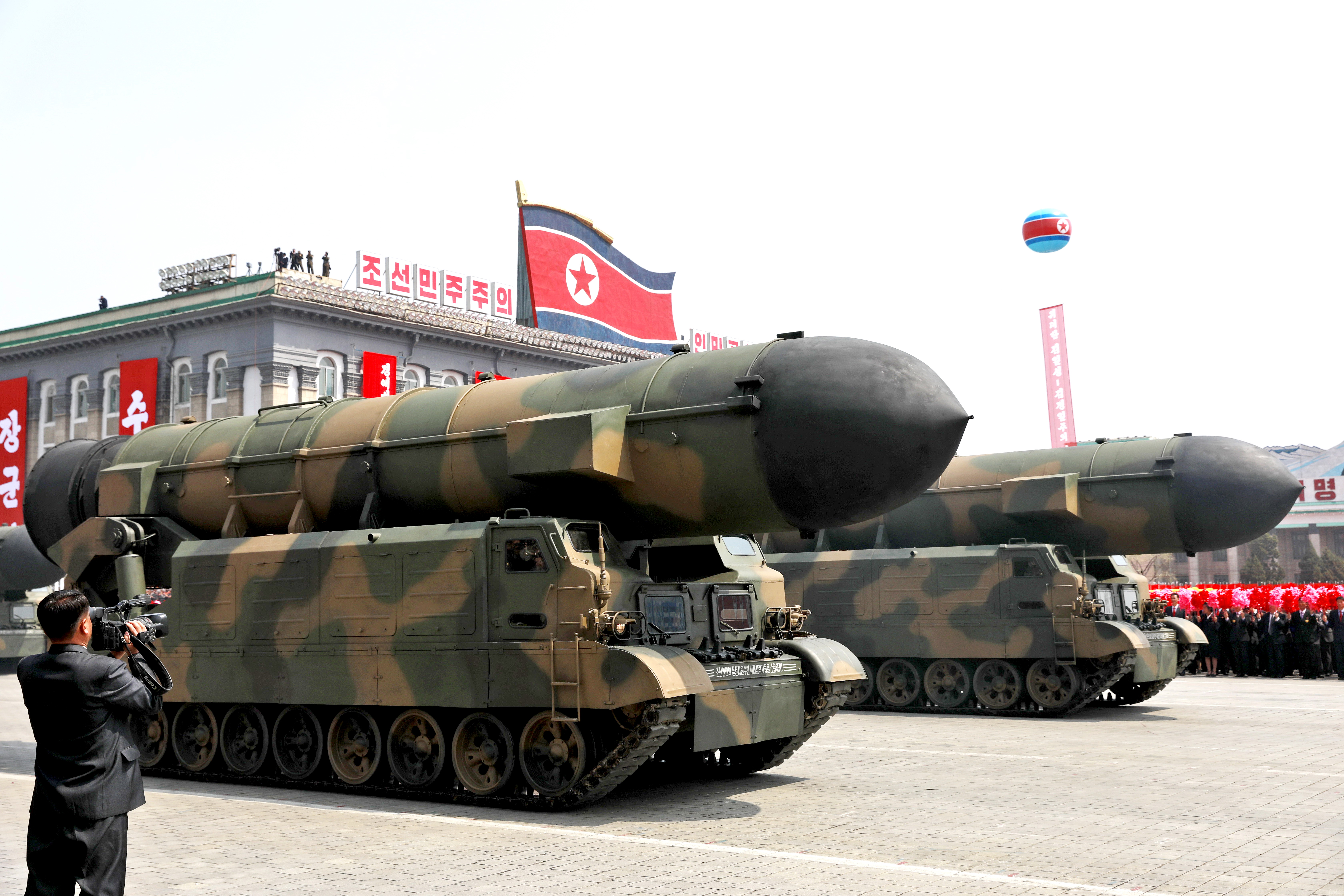 Các tên lửa của Triều Tiên được giới thiệu trong lễ duyệt binh kỷ niệm  105 năm ngày sinh cố Chủ tịch Kim Nhật Thành ở thủ đô Bình Nhưỡng ngày  15/4. (Nguồn: EPA/TTXVN)