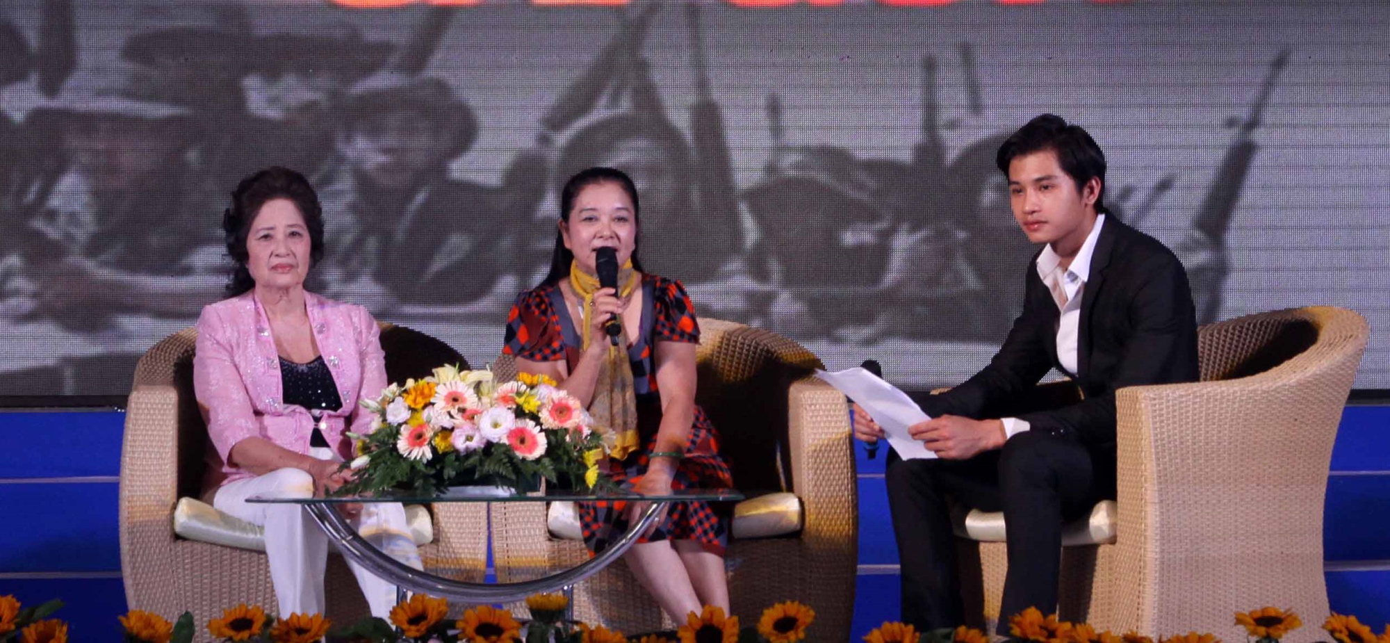 Nghệ sỹ ưu tú Thanh Loan trong một buổi giao lưu với khán giả về bộ phim “Biệt động Sài Gòn.” (Ảnh: TTXVN)