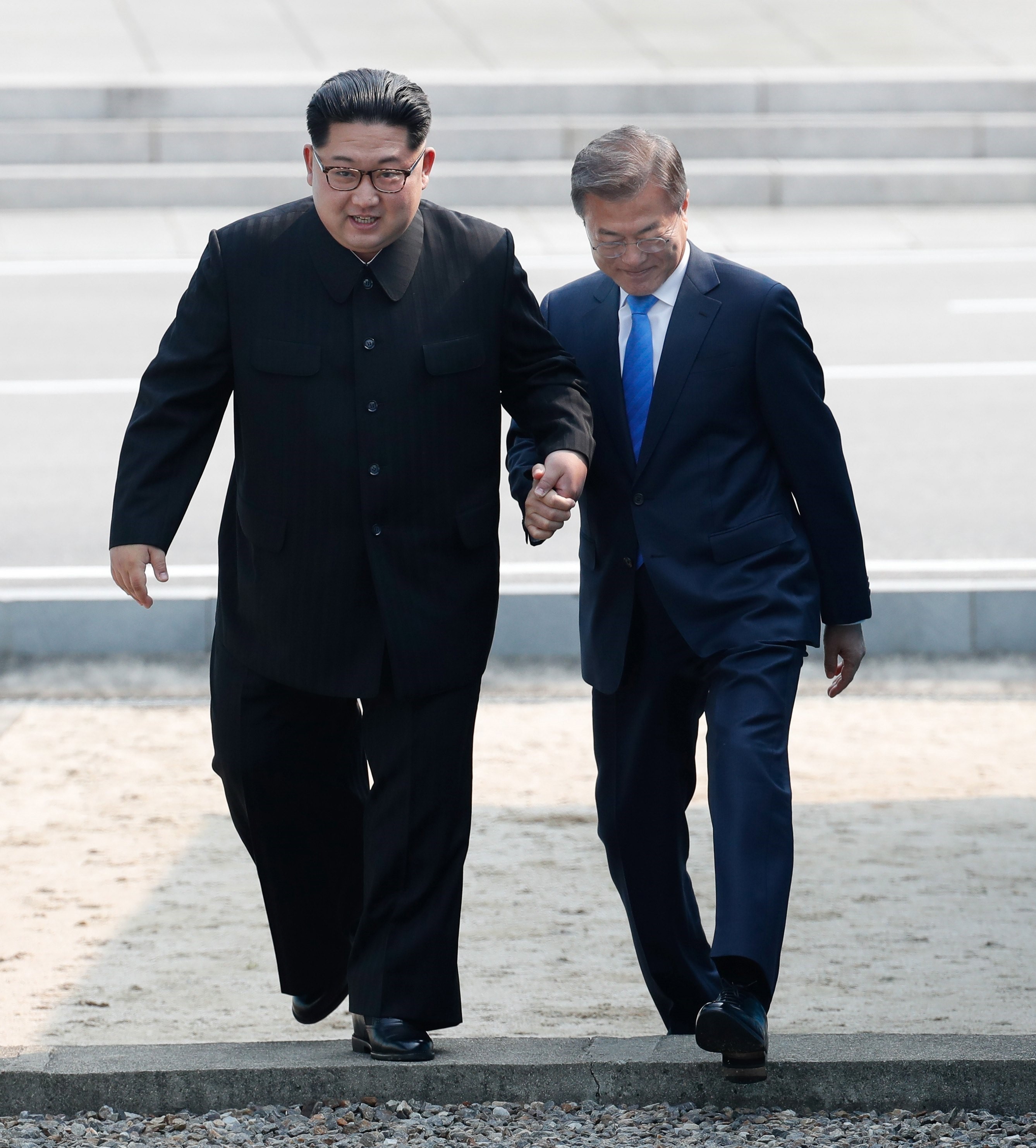 Tổng thống Hàn Quốc Moon Jae-in (phải) và Nhà lãnh đạo Triều Tiên Kim Jong-un cùng nhau đi qua đường phân giới quân sự tại làng đình chiến Panmunjom ngày 27/4. (Nguồn: EPA-EFE/ TTXVN)
