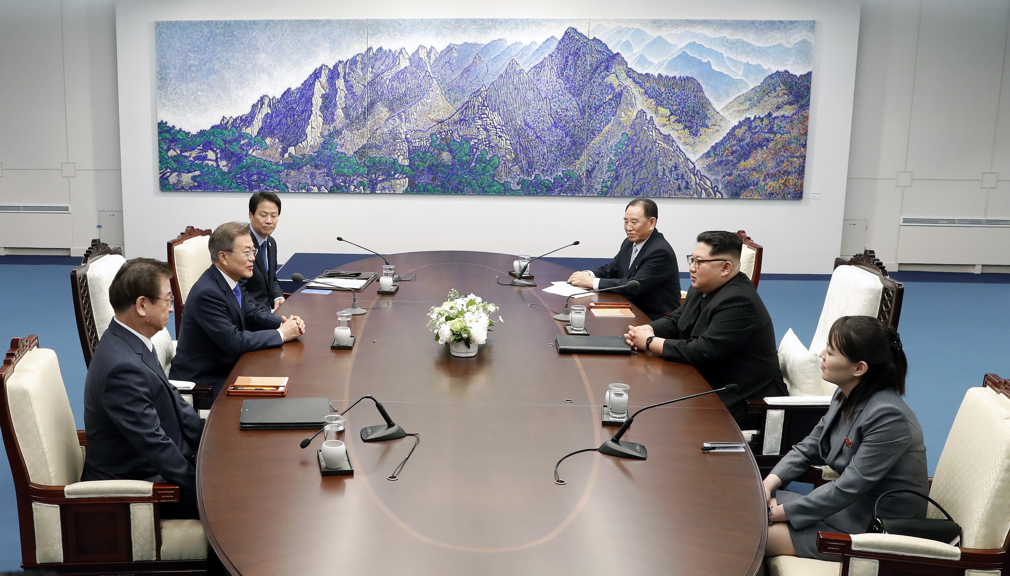 Tổng thống Hàn Quốc Moon Jae-in (thứ 2, trái) và nhà lãnh đạo Triều Tiên Kim Jong-un (thứ 2, phải) tại cuộc hội đàm ở Panmunjom ngày 27/4. (Nguồn: THX/TTXVN)