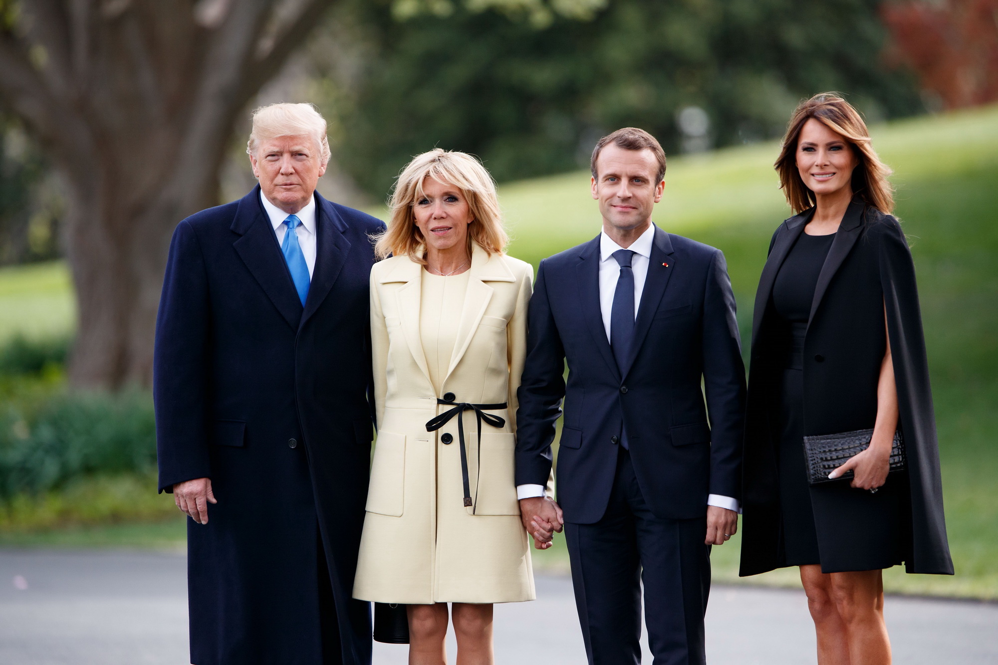 Tổng thống Mỹ Donald Trump (trái) và đệ nhất phu nhân Melania Trump (phải) đón tiếp Tổng thống Pháp Emmanuel Macron cùng phu nhân Brigitte Macron tại Washington DC. (Nguồn: THX/TTXVN)