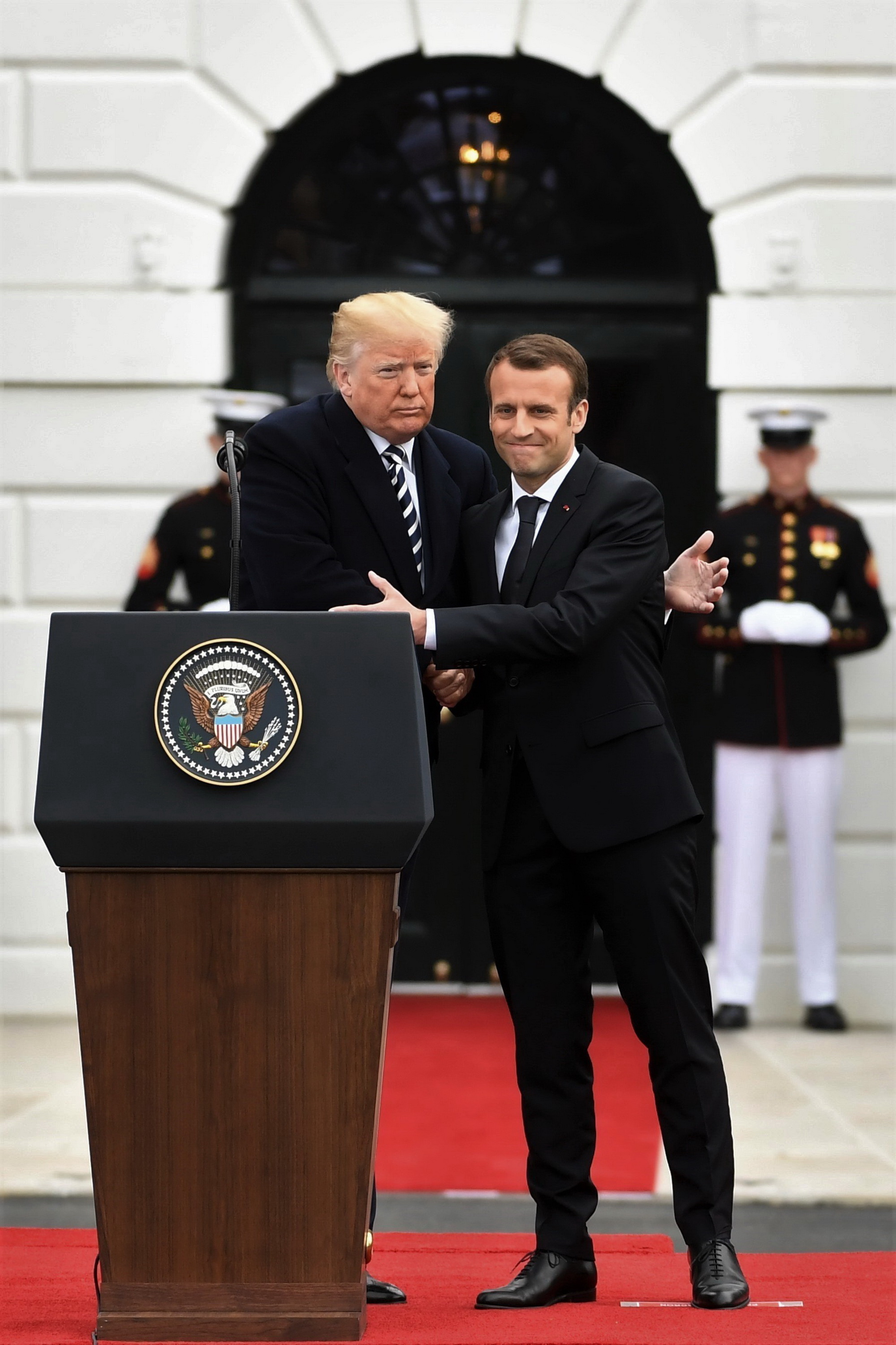 Tổng thống Trump (trái) cho biết đã thảo luận với Tổng thống Macron “về sự hợp tác kinh tế mạnh mẽ” giữa hai nước. (Nguồn: THX/TTXVN)