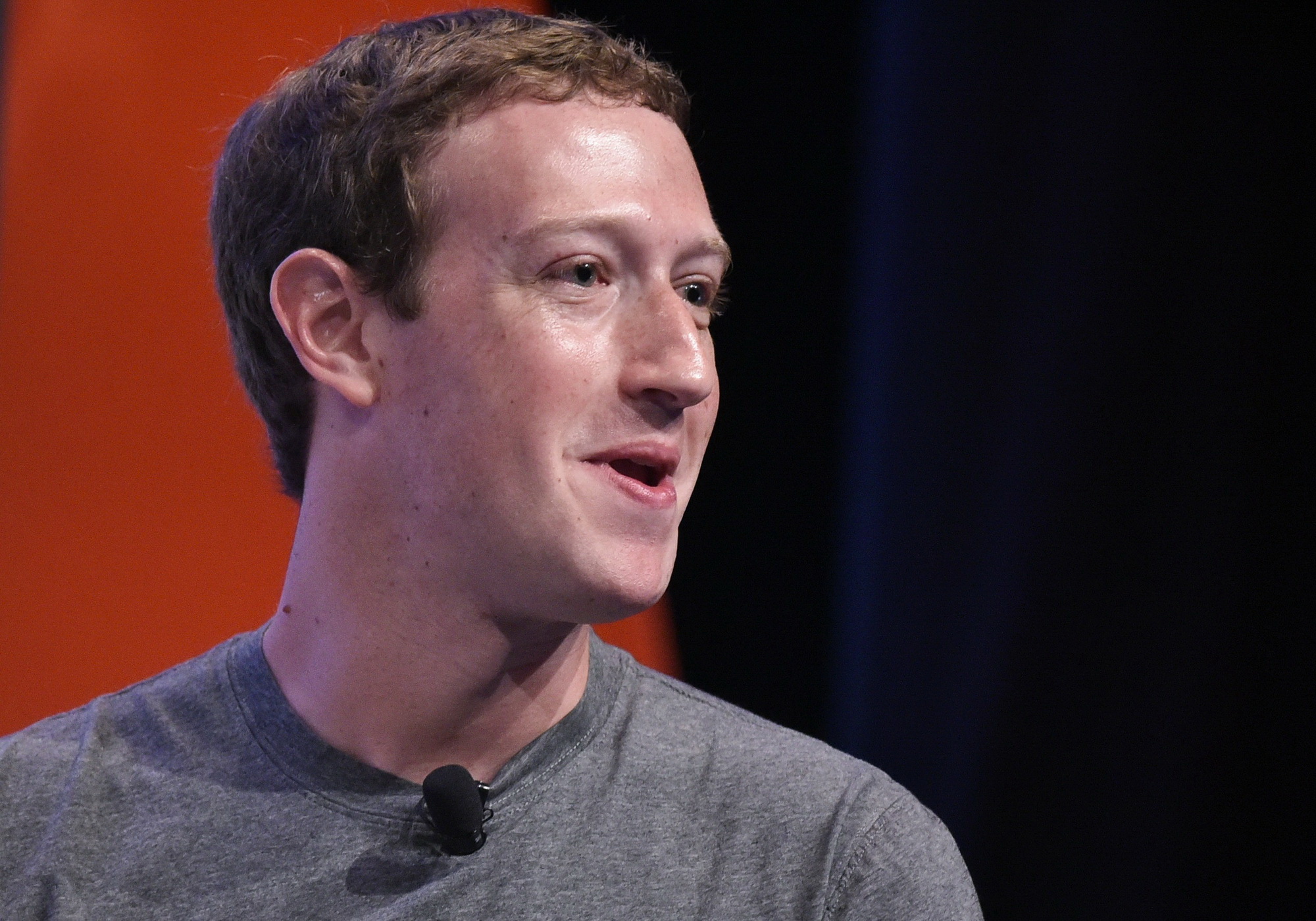 'Chúng tôi có trách nhiệm bảo vệ thông tin cá nhân của người dùng. Nếu chúng tôi không làm được điều đó, chúng tôi không xứng đáng,' Giám đốc điều hành Facebook Mark Zuckerberg đăng lời xin lỗi trên một tờ báo của Anh. (Nguồn: AFP/TTXVN)