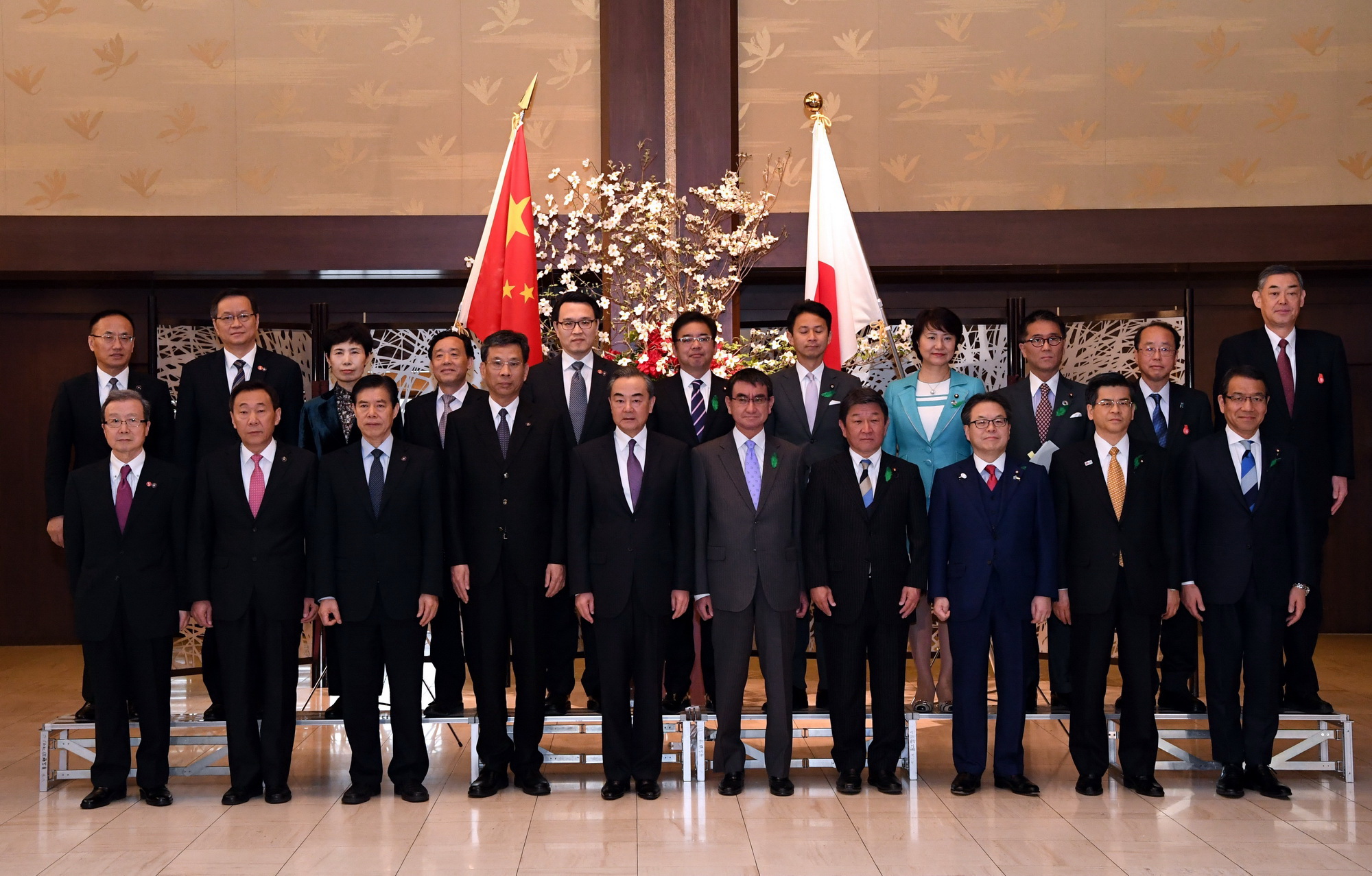 Ngoại trưởng Nhật Bản Taro Kono (giữa, phải, phía trước) cùng người đồng cấp Trung Quốc Vương Nghị (giữa, trái, phía trước) đồng chủ trì Đối thoại cấp cao kinh tế Nhật- Trung lần thứ 4. (Nguồn: THX/TTXVN)