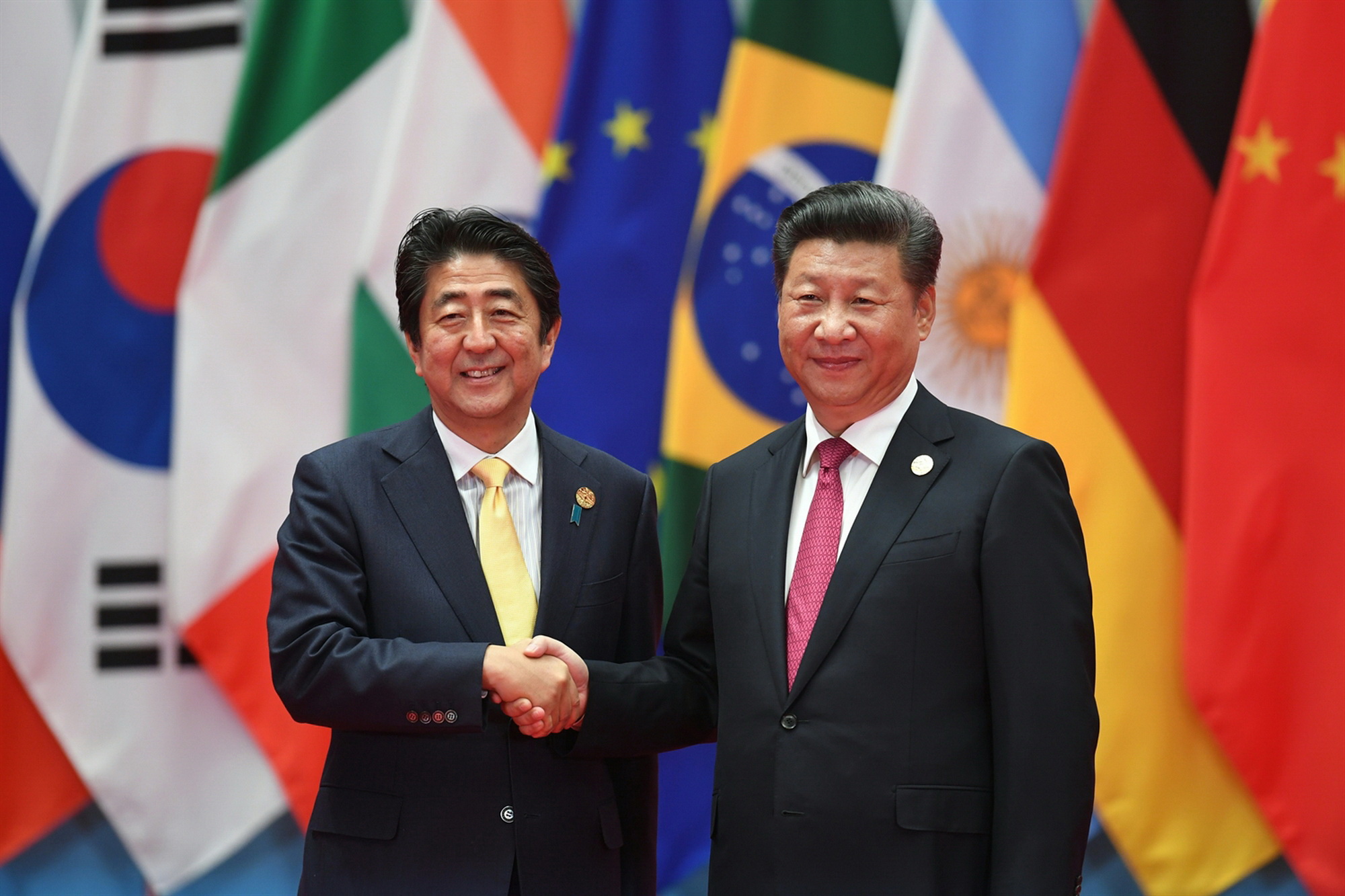 Thủ tướng Nhật Bản Shinzo Abe (trái) và Chủ tịch Trung Quốc Tập Cận Bình tại cuộc gặp ở Hàng Châu, Trung Quốc ngày 4/9/2016. (Nguồn: AFP/TTXVN)