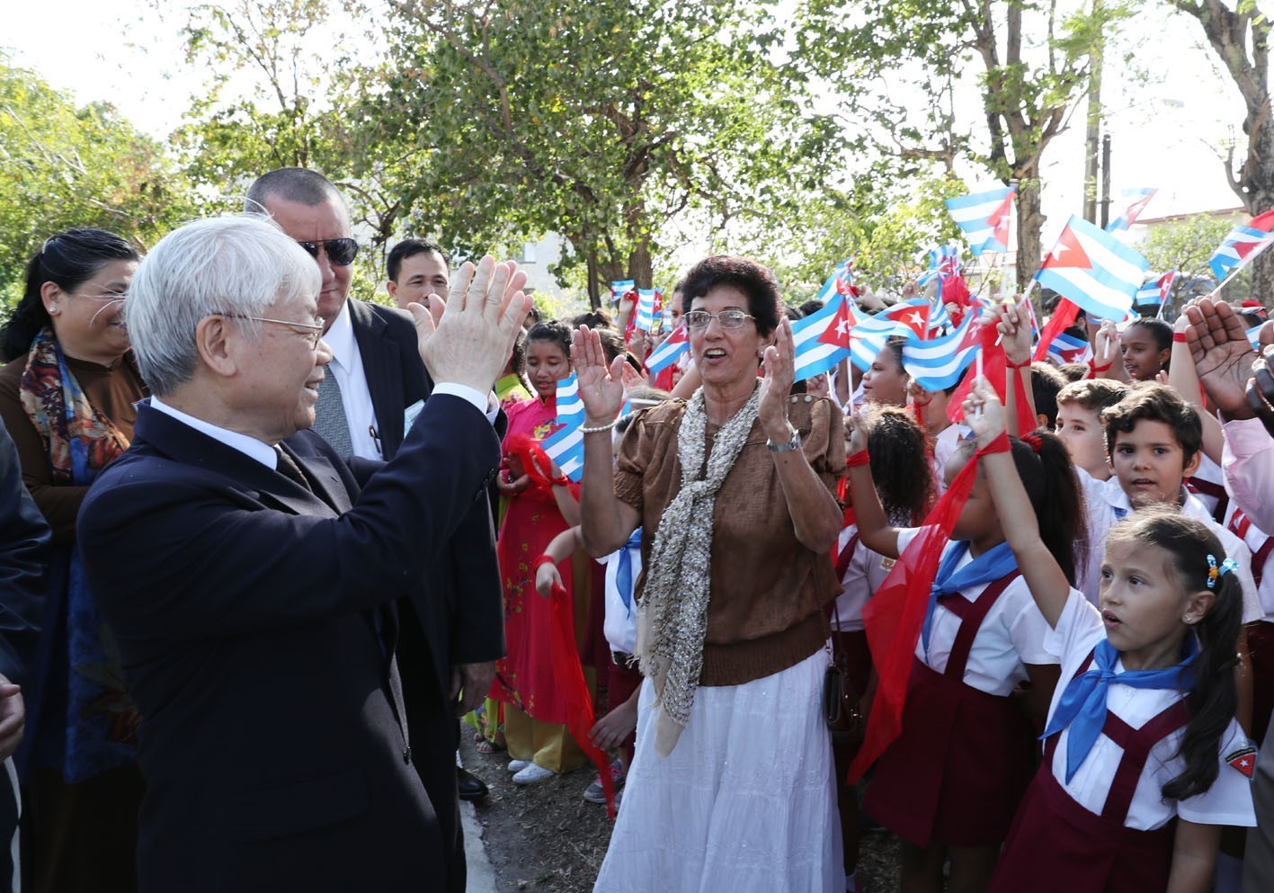 Tổng Bí thư Nguyễn Phú Trọng gặp gỡ nhân dân và học sinh Cuba tại Tượng đài Hồ Chí Minh. (Ảnh: Trí Dũng/TTXVN)