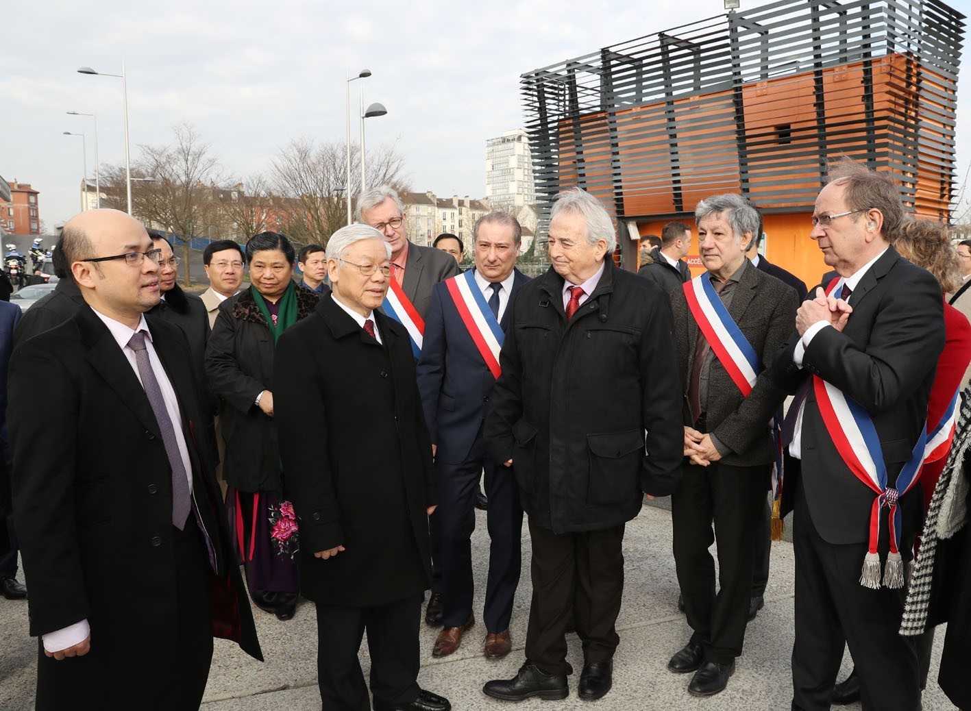 Tổng Bí thư Nguyễn Phú Trọng với các đại biểu tại Quảng trường Hiệp định Paris. (Ảnh: Trí Dũng/TTXVN)