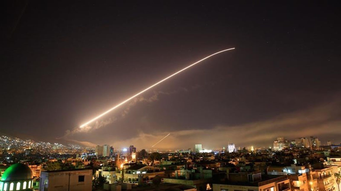 Vệt sáng trên bầu trời Damascus sau khi Mỹ và các đồng minh phương Tây tấn công một số mục tiêu ở thủ đô Syria. (Nguồn: AP/TTXVN)