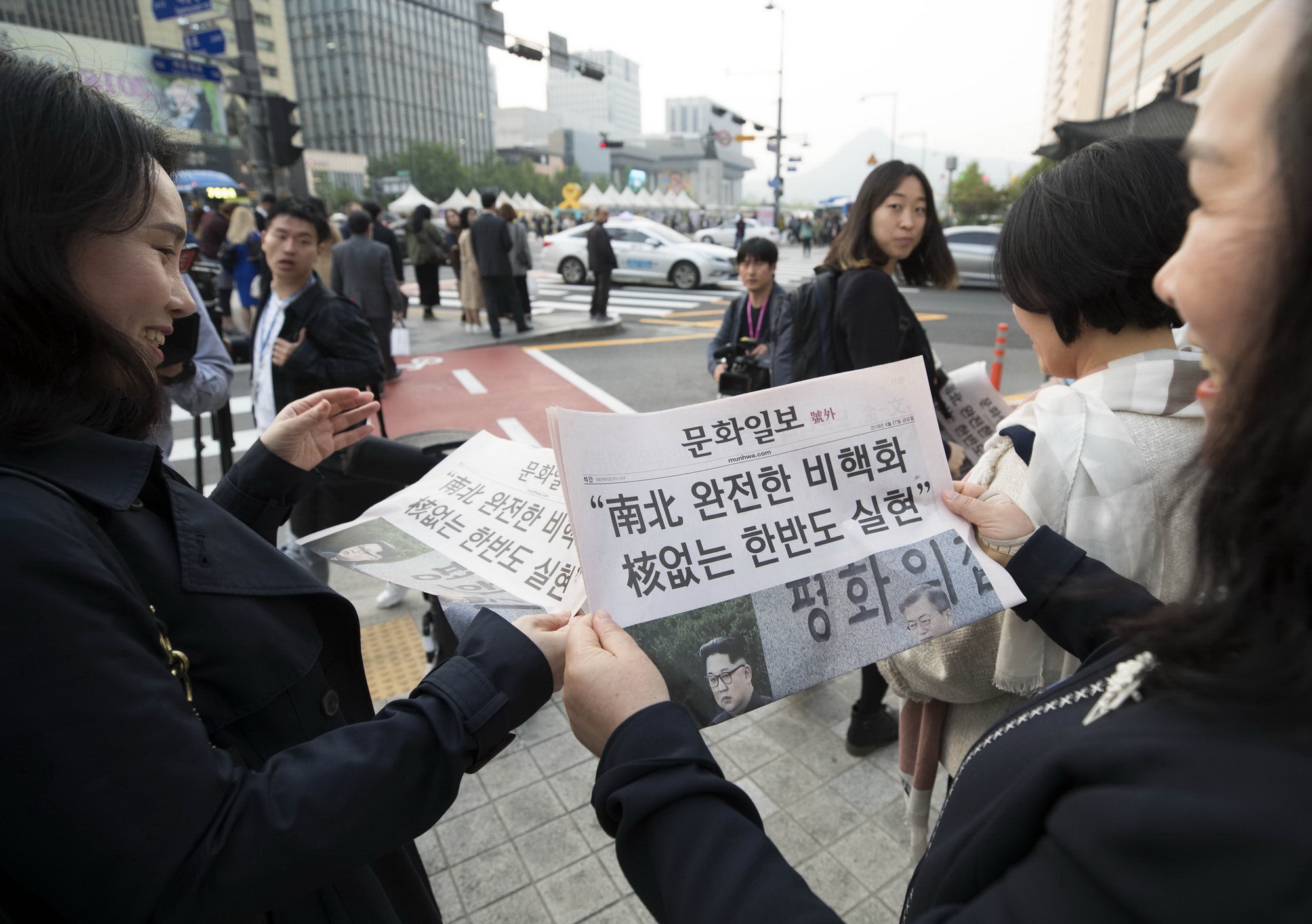 Người dân đọc báo về hội nghị thượng đỉnh liên Triều tại Seoul, Hàn Quốc ngày 27/4. (Nguồn: Yonhap/TTXVN)