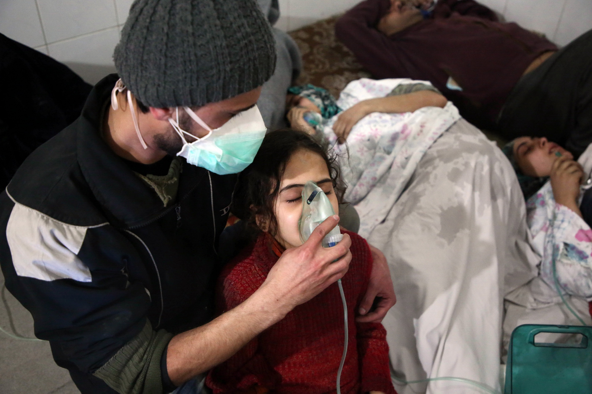 Thường dân Syria được điều trị triệu chứng khó thở sau các cuộc oanh kích được cho là sử dụng vũ khí hóa học ở Đông Ghouta. (Nguồn: AFP/TTXVN)