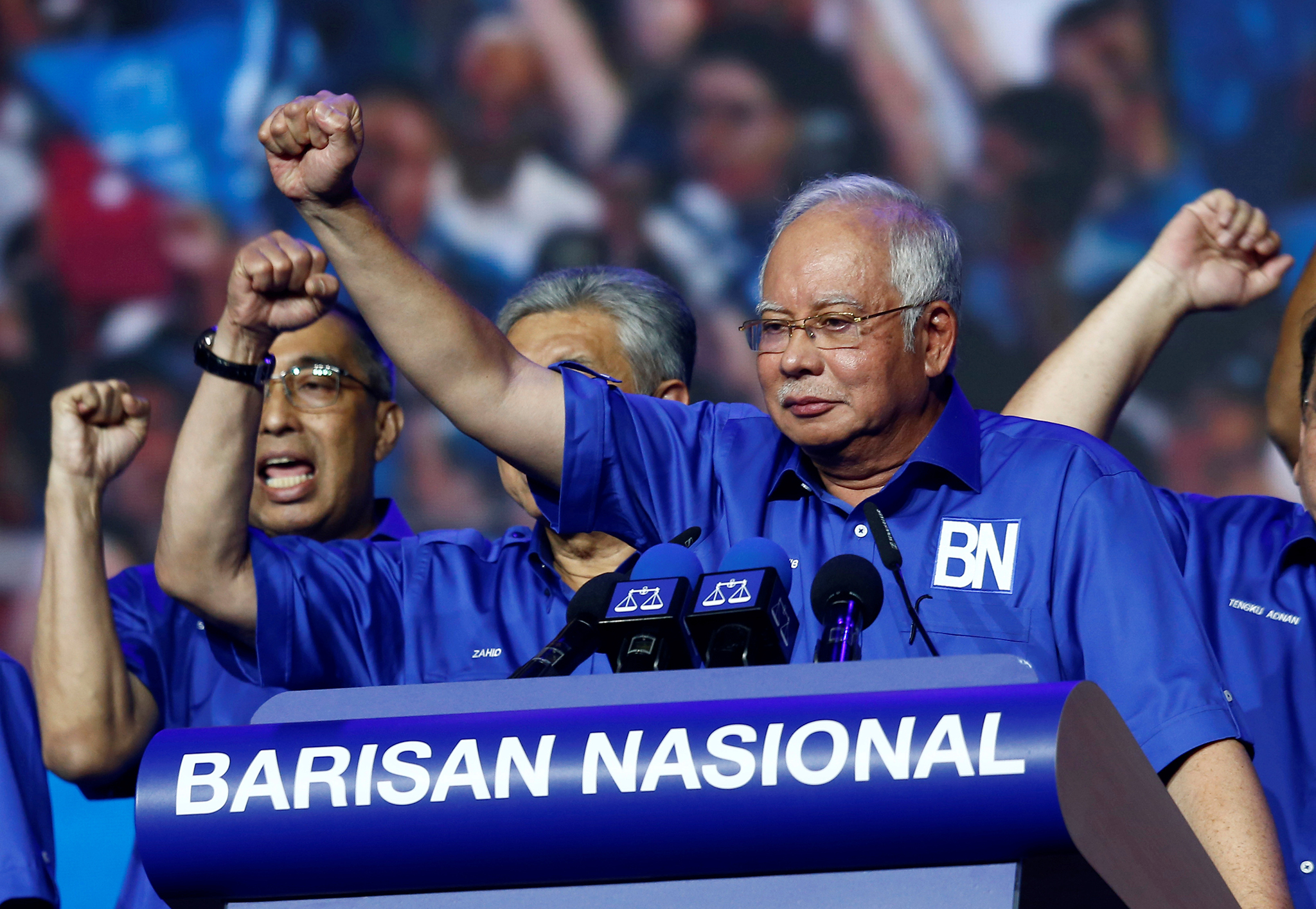 Cựu Thủ tướng Malaysia Datuk Seri Najib Tun Razak xuất hiện với lời hứa sẽ miễn trừ công dân từ 26 tuổi trở xuống từ thuế thu nhập và nhiều hơn nữa nếu họ trả lại quyền lực cho ông. (Nguồn: Reuters)