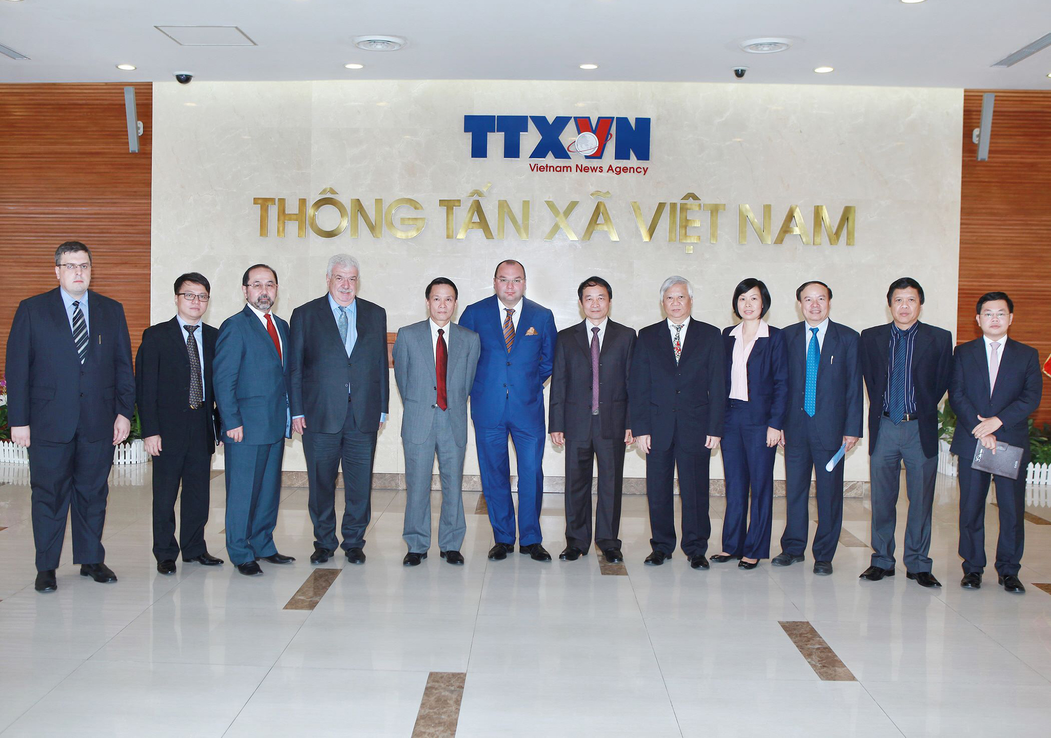 Đoàn đại biểu cấp cao TTXVN và Đoàn đại biểu cấp cao Hãng thông tấn Nga ITAR-TASS chụp ảnh chung sau cuộc hội đàm ngày 21/10/2013 tại trụ sở TTXVN. (Ảnh: Lâm Khánh/TTXVN)